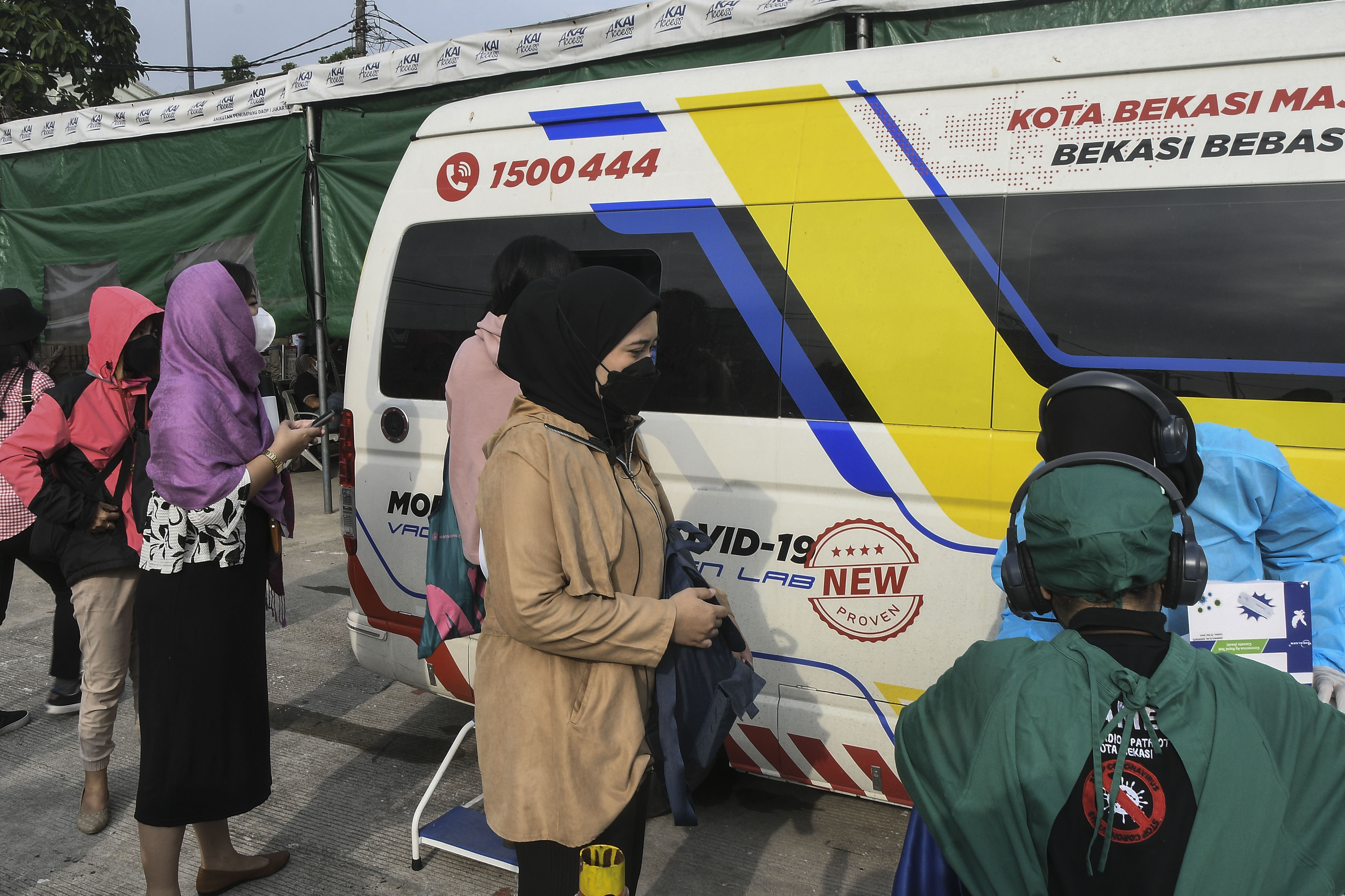 Sejumlah calon penumpang KRL (Kereta Rel Listrik) antre untuk mengikuti tes usap antigen di Stasiun Bekasi, Jawa Barat, Rabu (2/2).