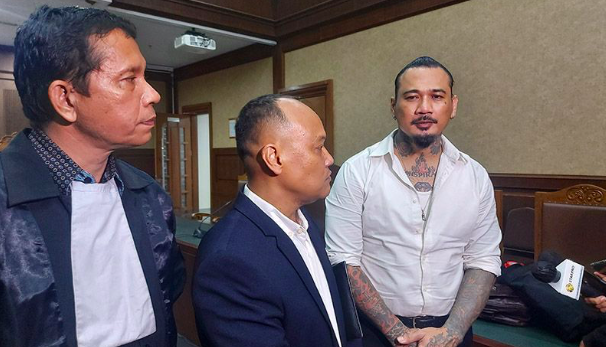 Musisi I Gede Aryastina alias Jerinx SID didampingi kuasa hukumnya memberikan keterangan usai sidang tuntutan di PN Jakarta Pusat.