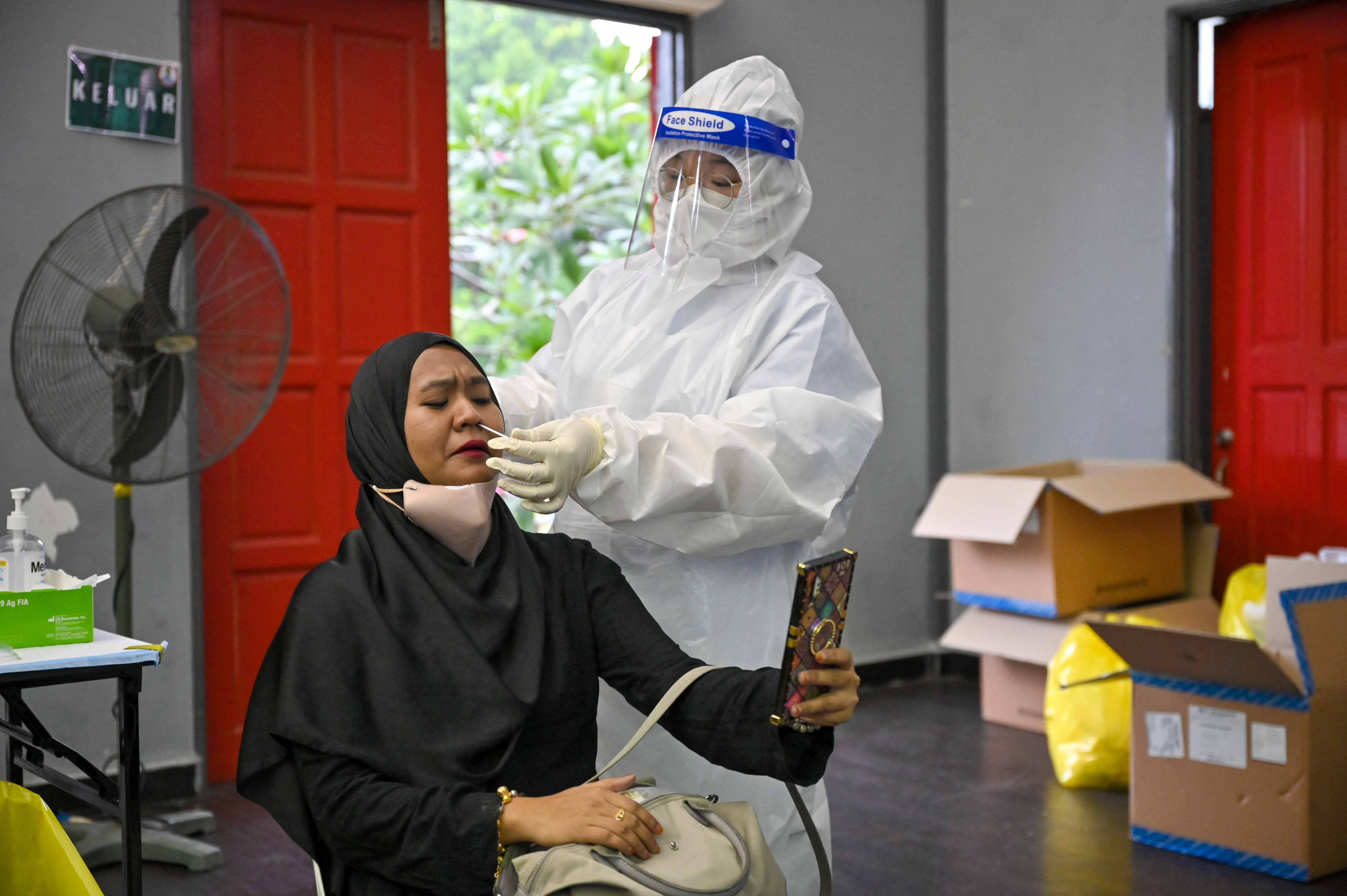 Petugas kesehatan melakukan tes swab