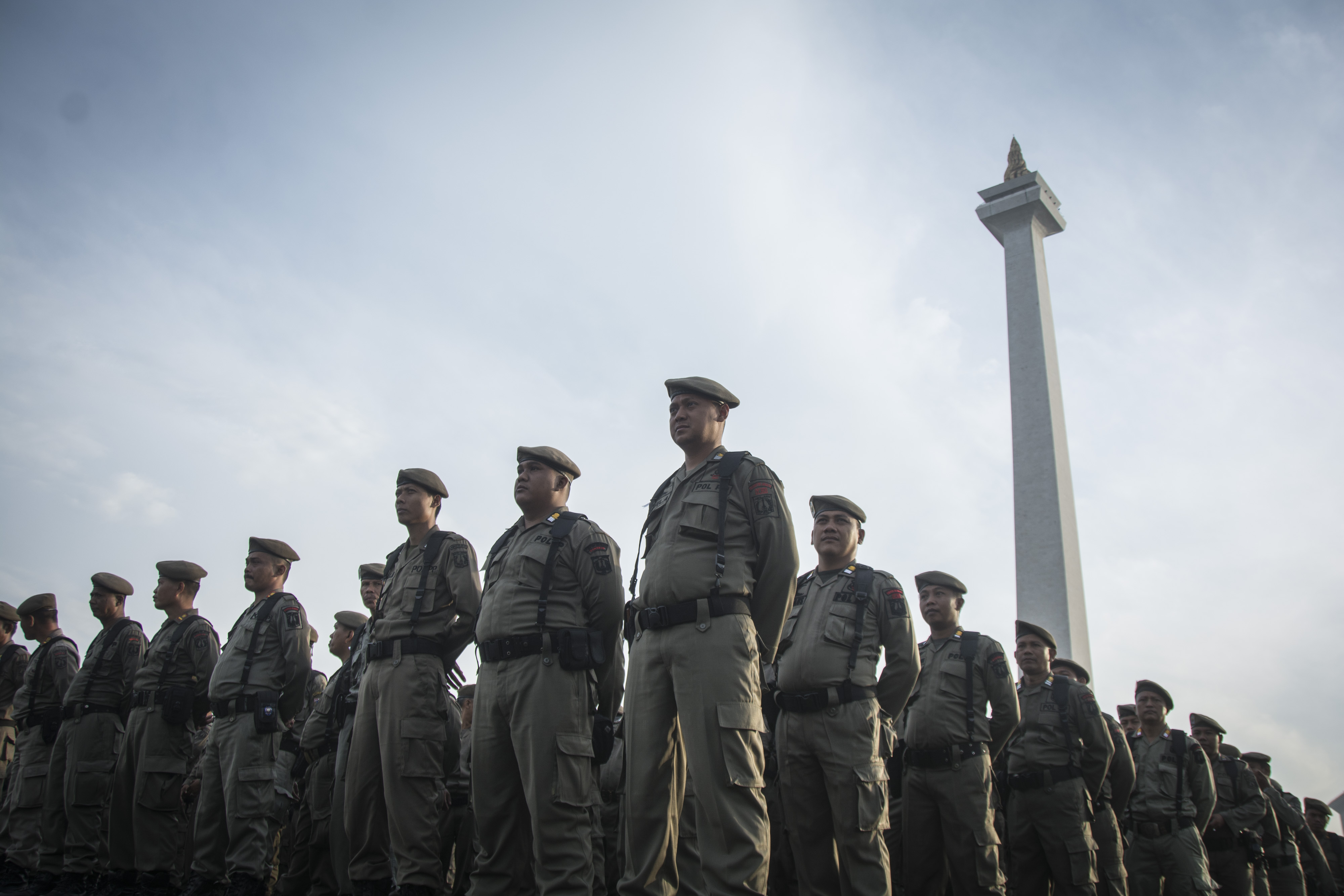 Satpol PP mengikuti Apel Besar Rotasi Satuan Polisi Pamong Praja (Satpol PP) DKI Jakarta di Monumen Nasional (Monas), Jakarta.
