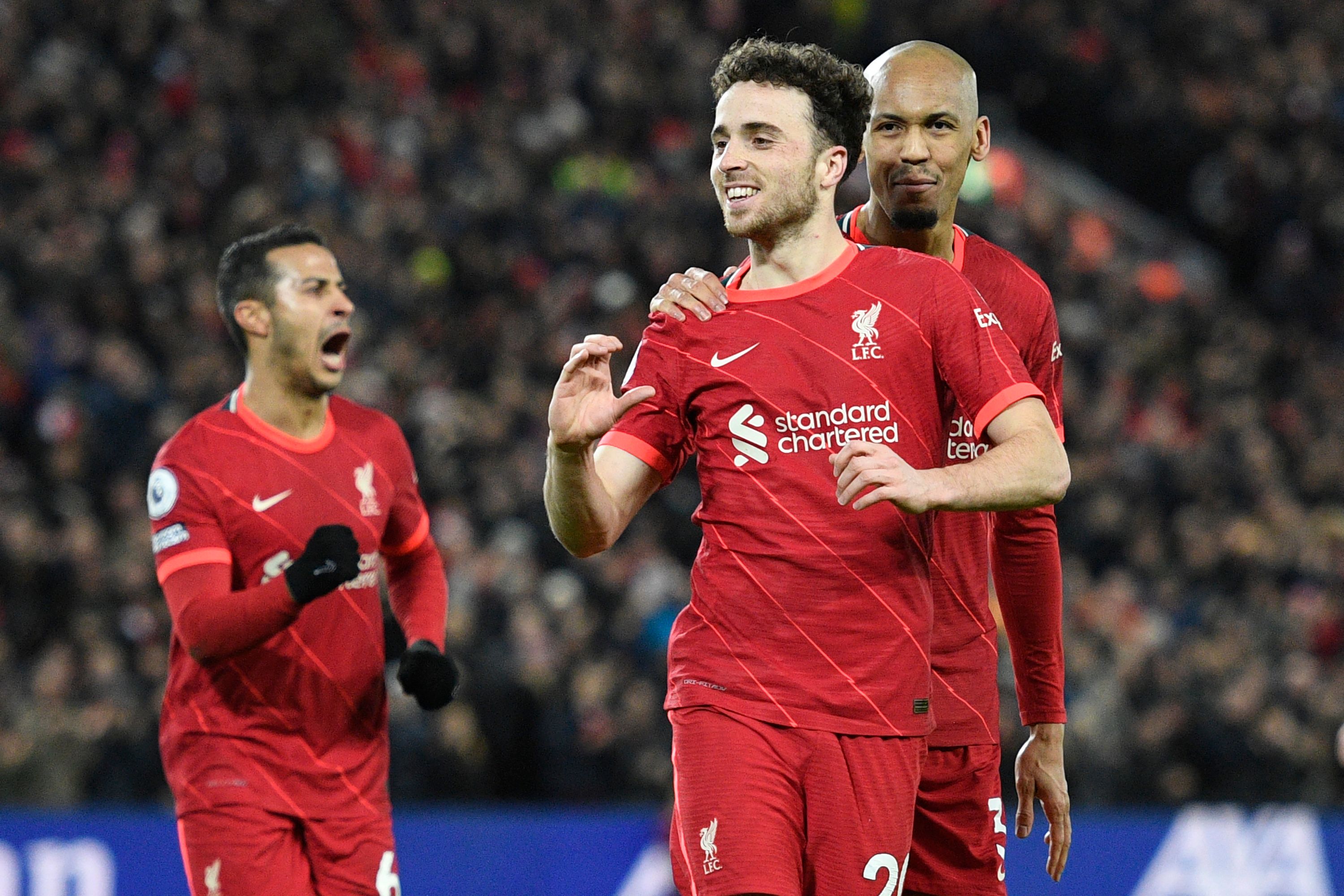 Penyerang Liverpool Diogo Jota (tengah) melakukan selebrasi usai mencetak gol ke gawang Leicester City di laga Liga Primer Inggris.