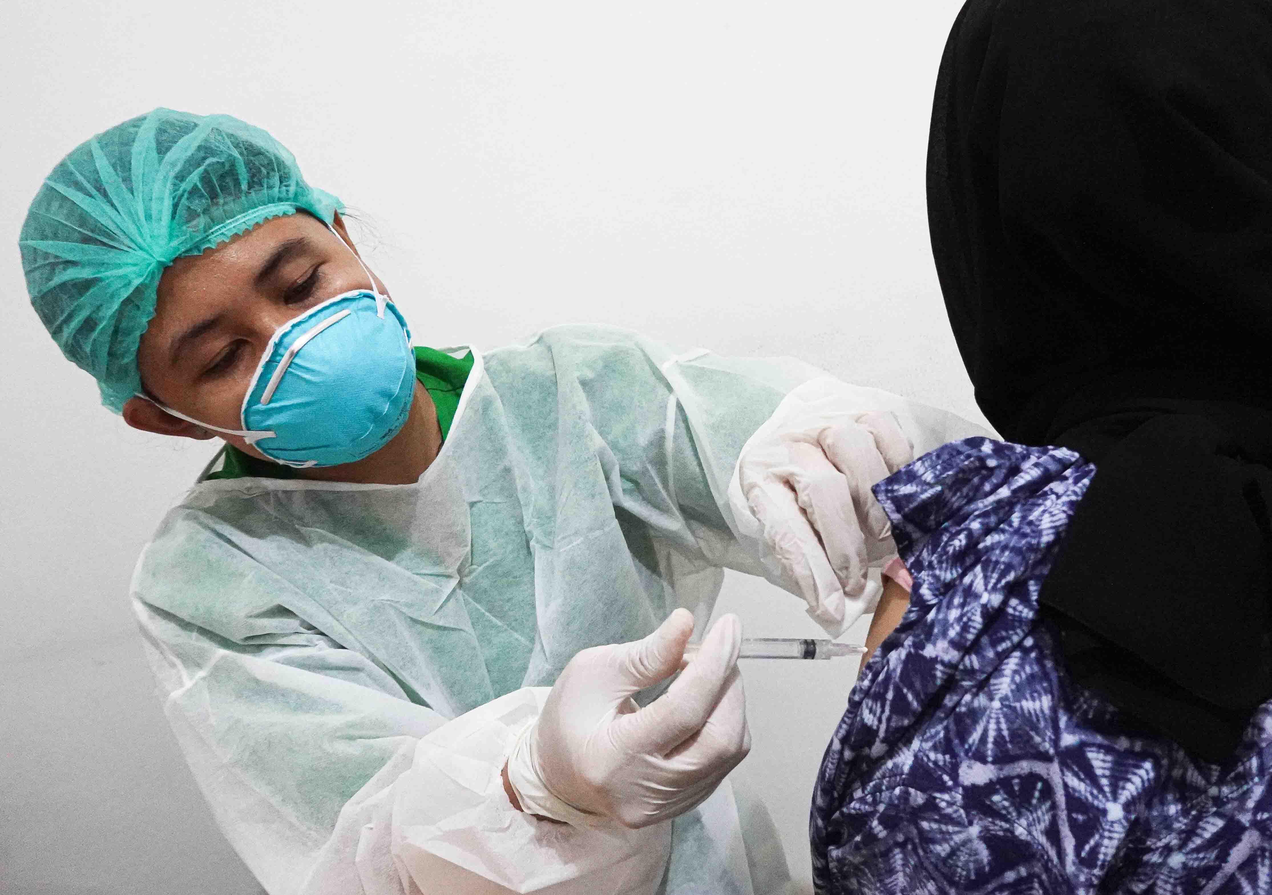 Petugas kesehatan memberi suntikan vaksin booster covid-19