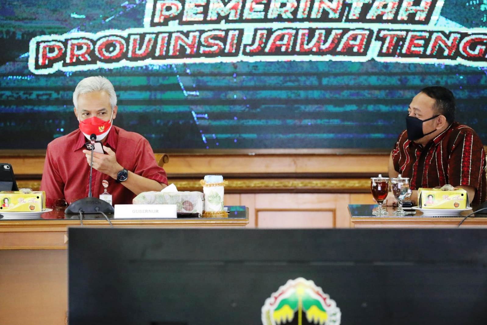 Gubernur Jawa Tengah, Ganjar Pranowo (baju merah) dengan Wali Kota Tegal, Dedy Yon Supriyono. 