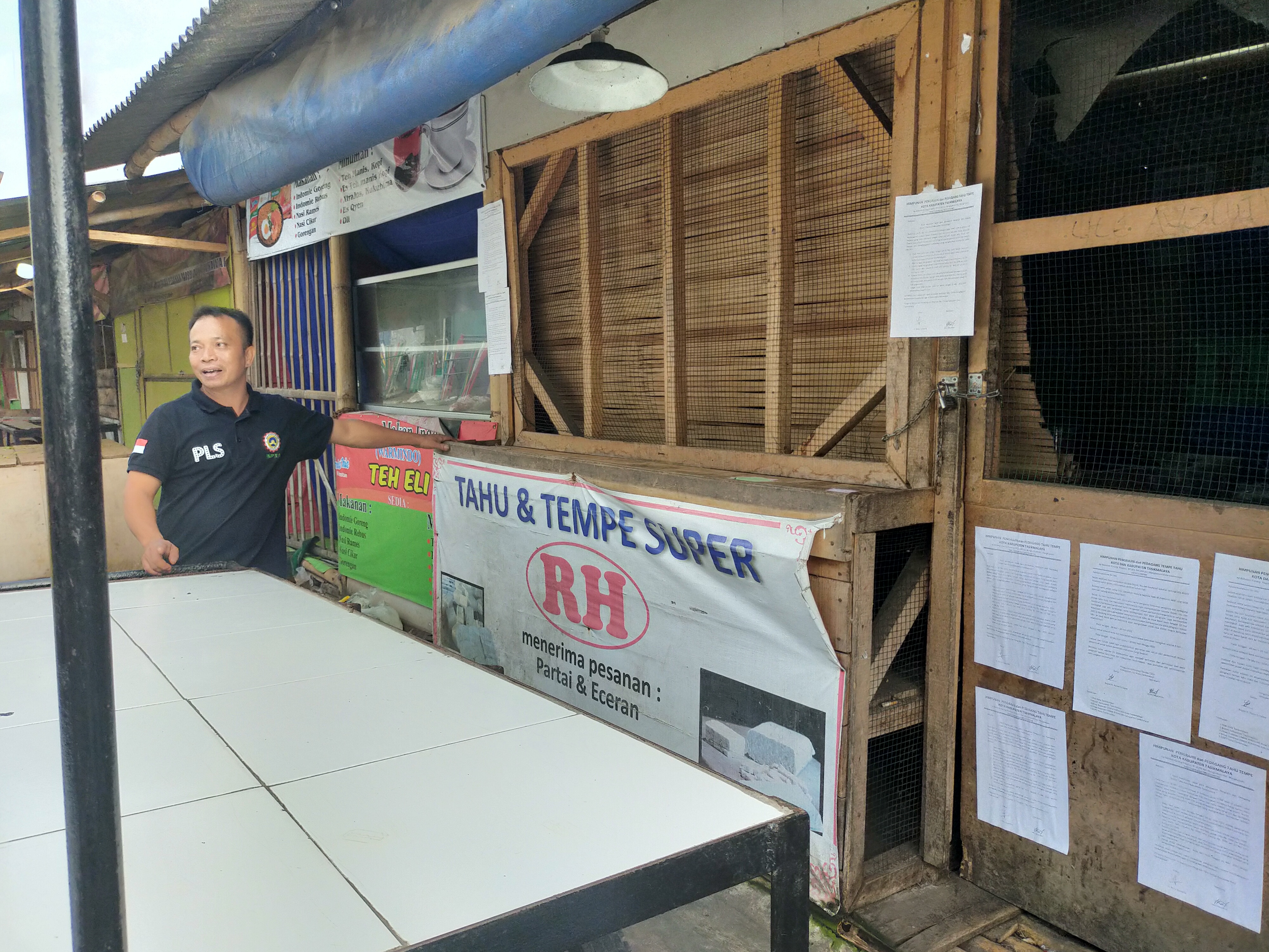 Penjual tahu dan tempe menutup kiosnya di Pasar Cikurubuk, Tasikmalaya, Jawa Barat, karena pengrajin menghentikan produksinya, Minggu (20/2)