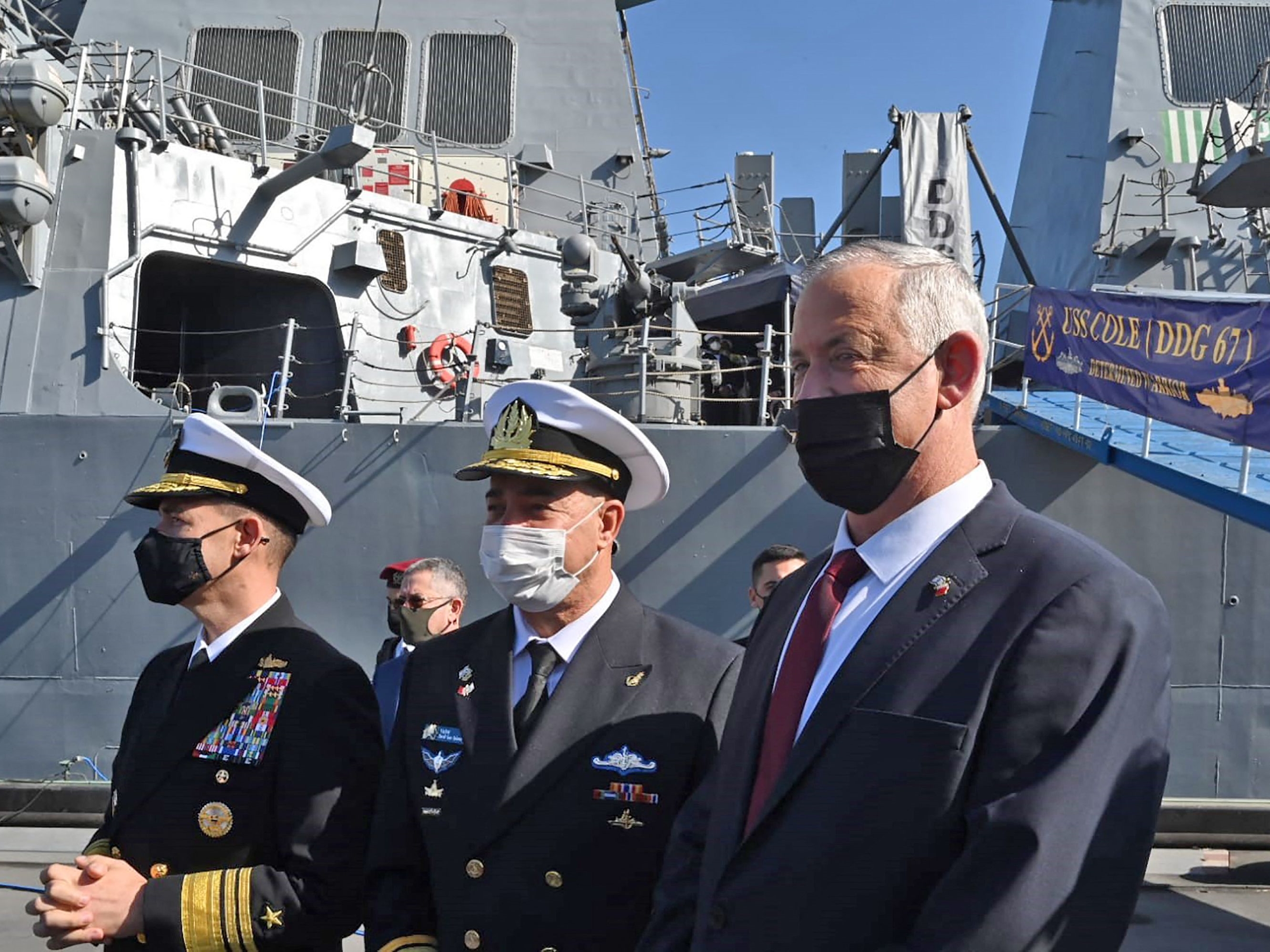 Menteri Pertahanan Benny Gantz (kanan) selama kunjungan resminya ke Bahrain di markas Armada Kelima AS.