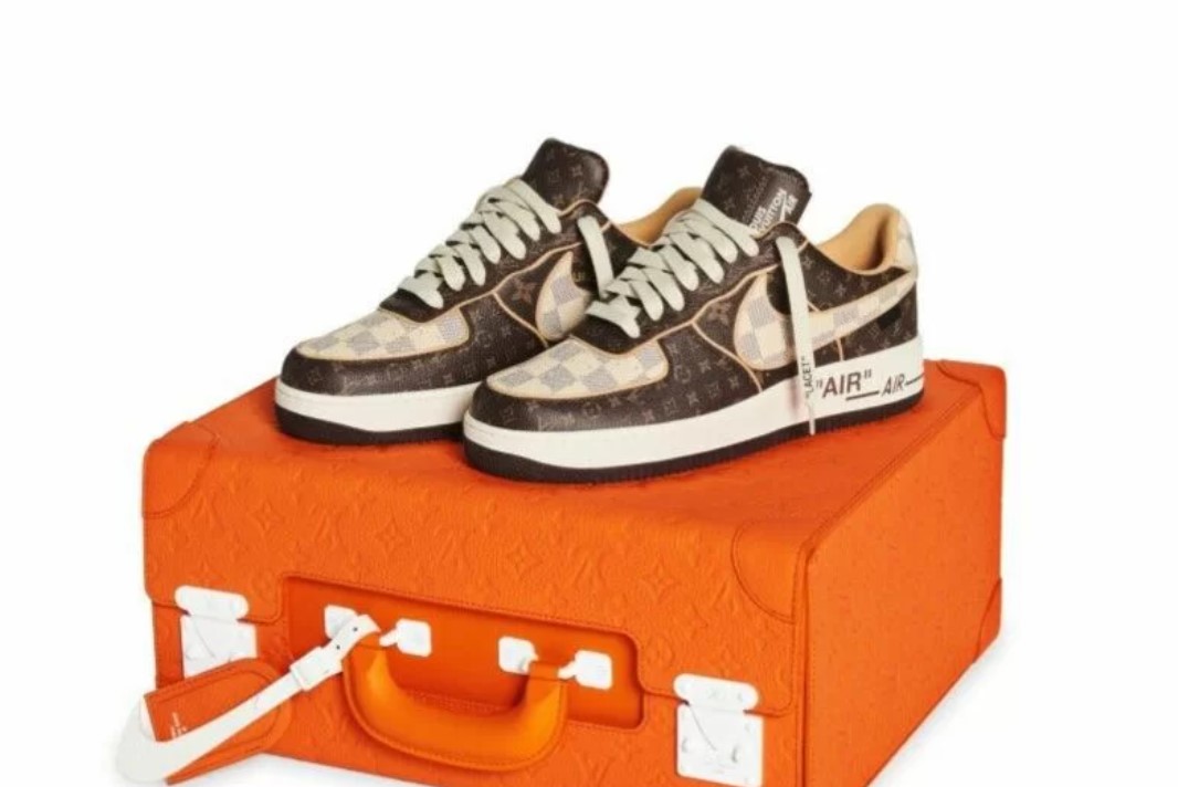 Sepatu kets Louis Vuitton dan Nike Air Force 1, yang dibuat oleh mendiang desainer Virgil Abloh.