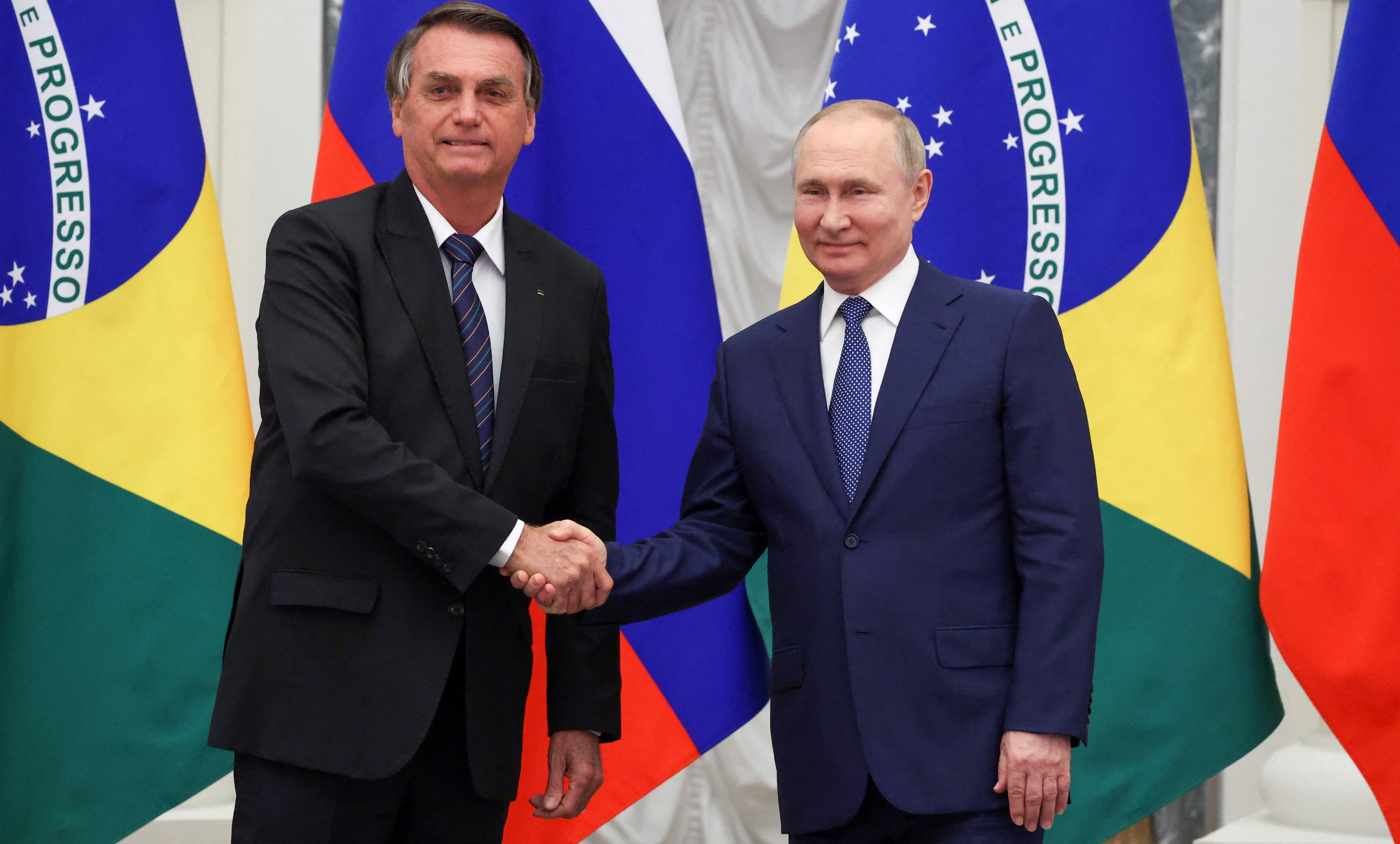 Presiden Brasil Jair Bolsonaro (kiri) dan Presiden Rusia Vladimir Putin