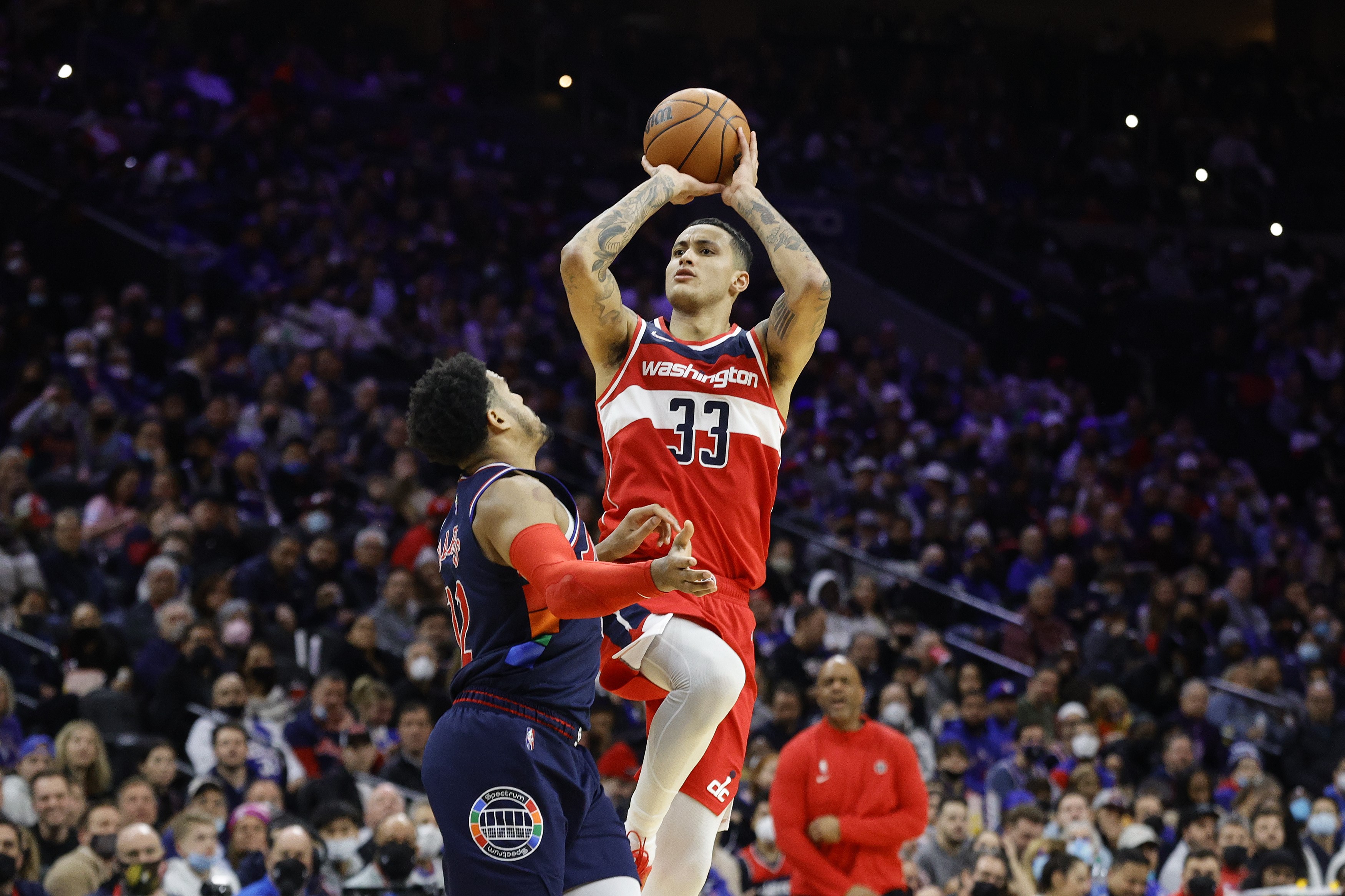 Pemain Washington Wizards Kyle Kuzma melepaskan tembakan dalam laa NBa melawan Philadelphia 76ers.