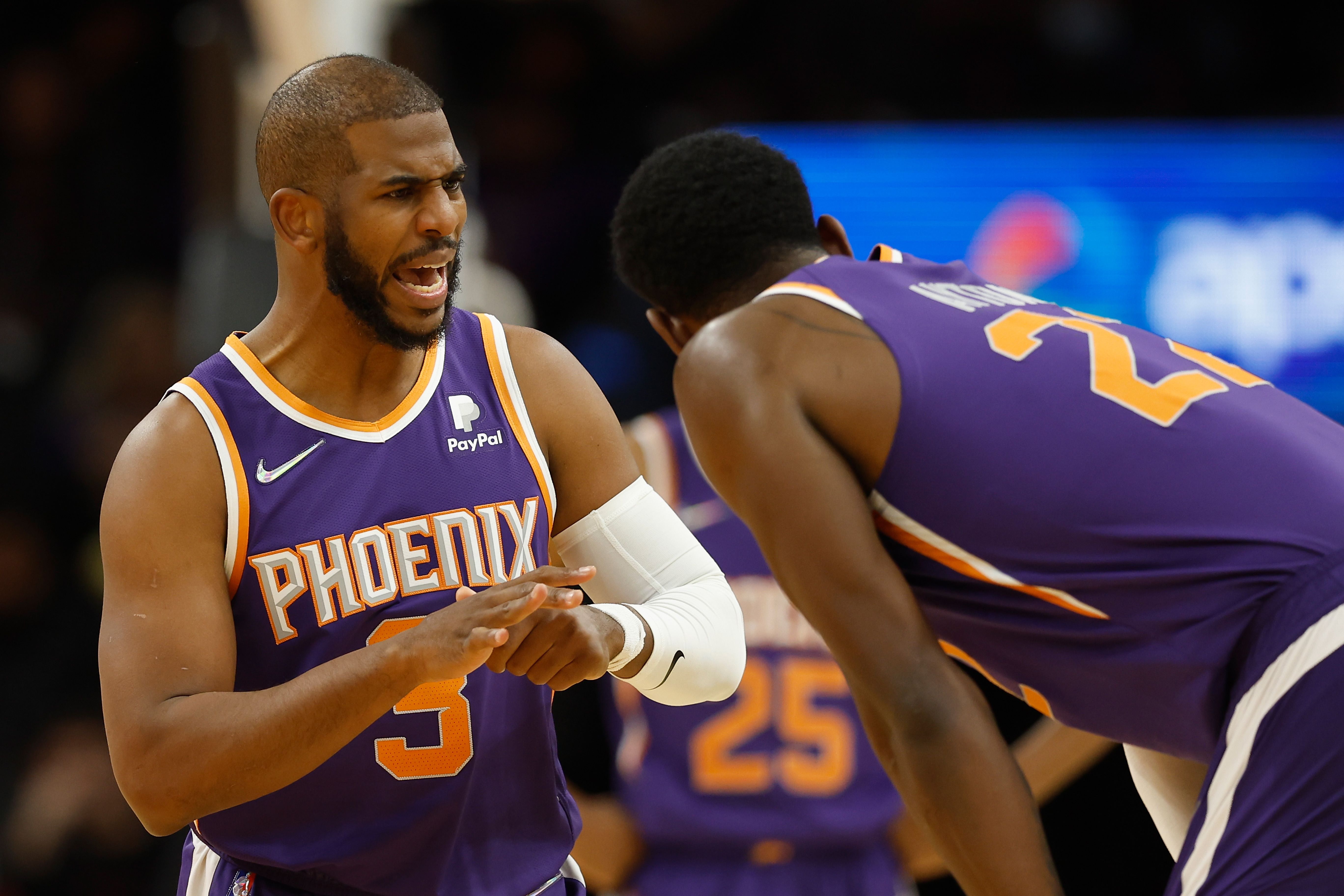 Pemain Phoenix Suns Chris Paul memegangi ibu jarinya usai mengalami cedera dalam laga NBA melawan Houston Rockets.