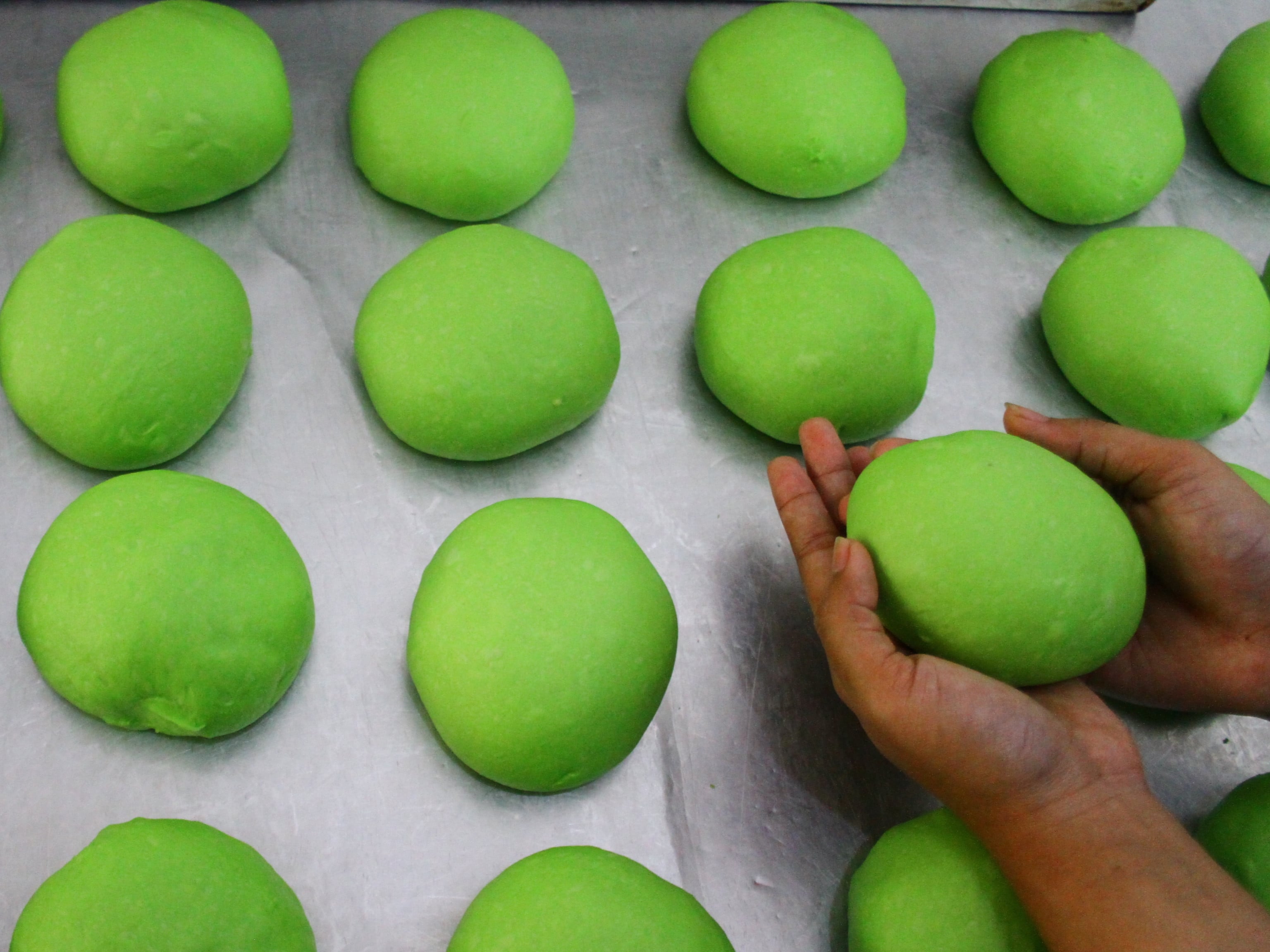 Pekerja membuat roti di rumah produksi Palmarum Bakery di Malang, Jawa Timur, Rabu (13/10/2021).