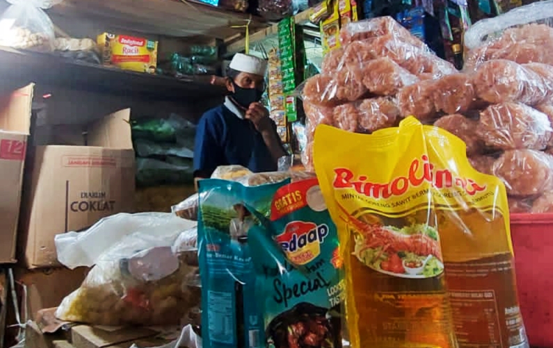 Pedagang di Pasar Curug Agung Padalarang Kabupaten Bandung Barat, Jawa Barat mulai menjual minyak goreng sesuai HET.