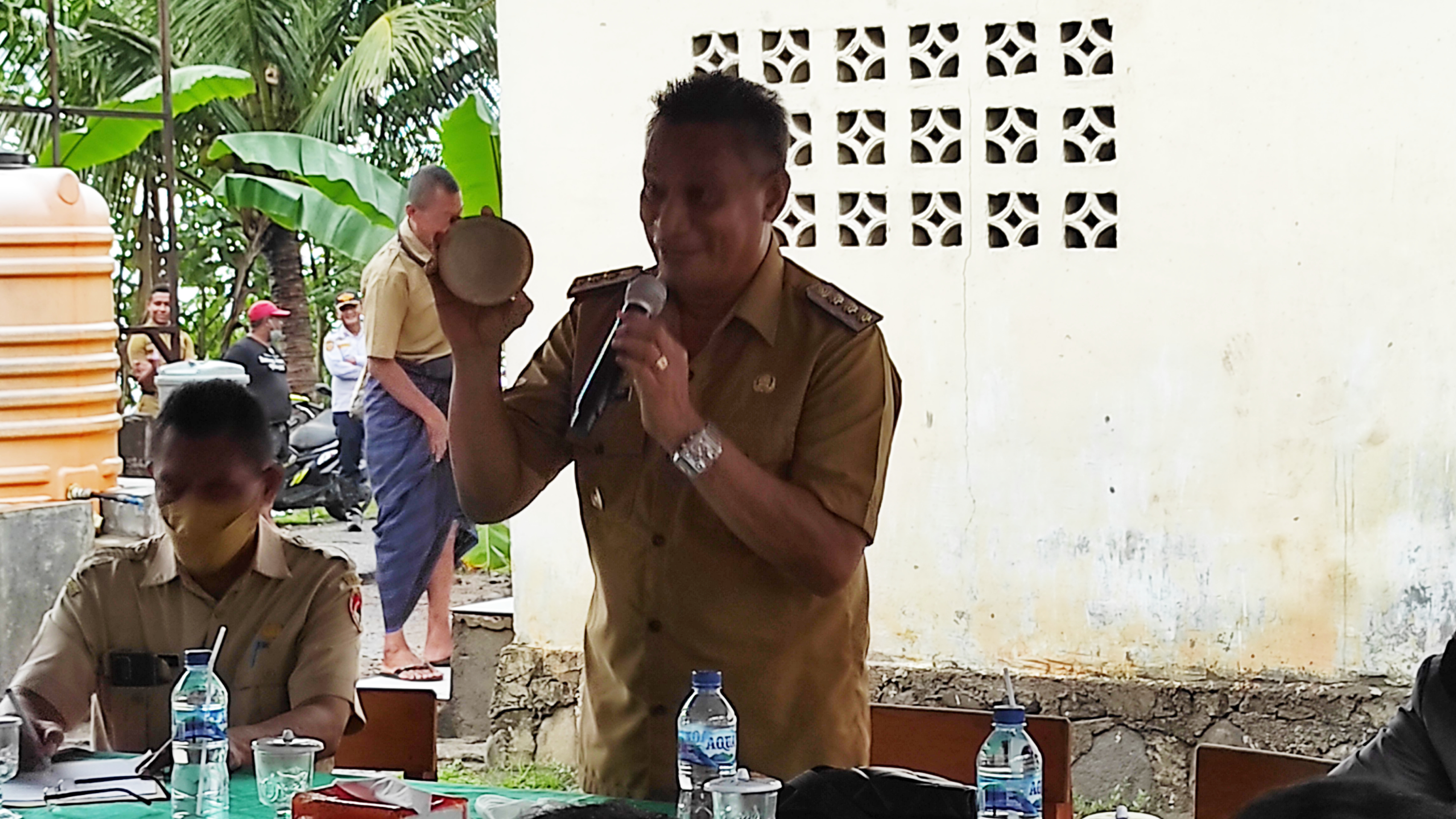  Bupati Sikka Fransiskus Roberto Diogo menunjukkan kopra putih dan potensi ekonominya kepada petani, Selasa (22/2)