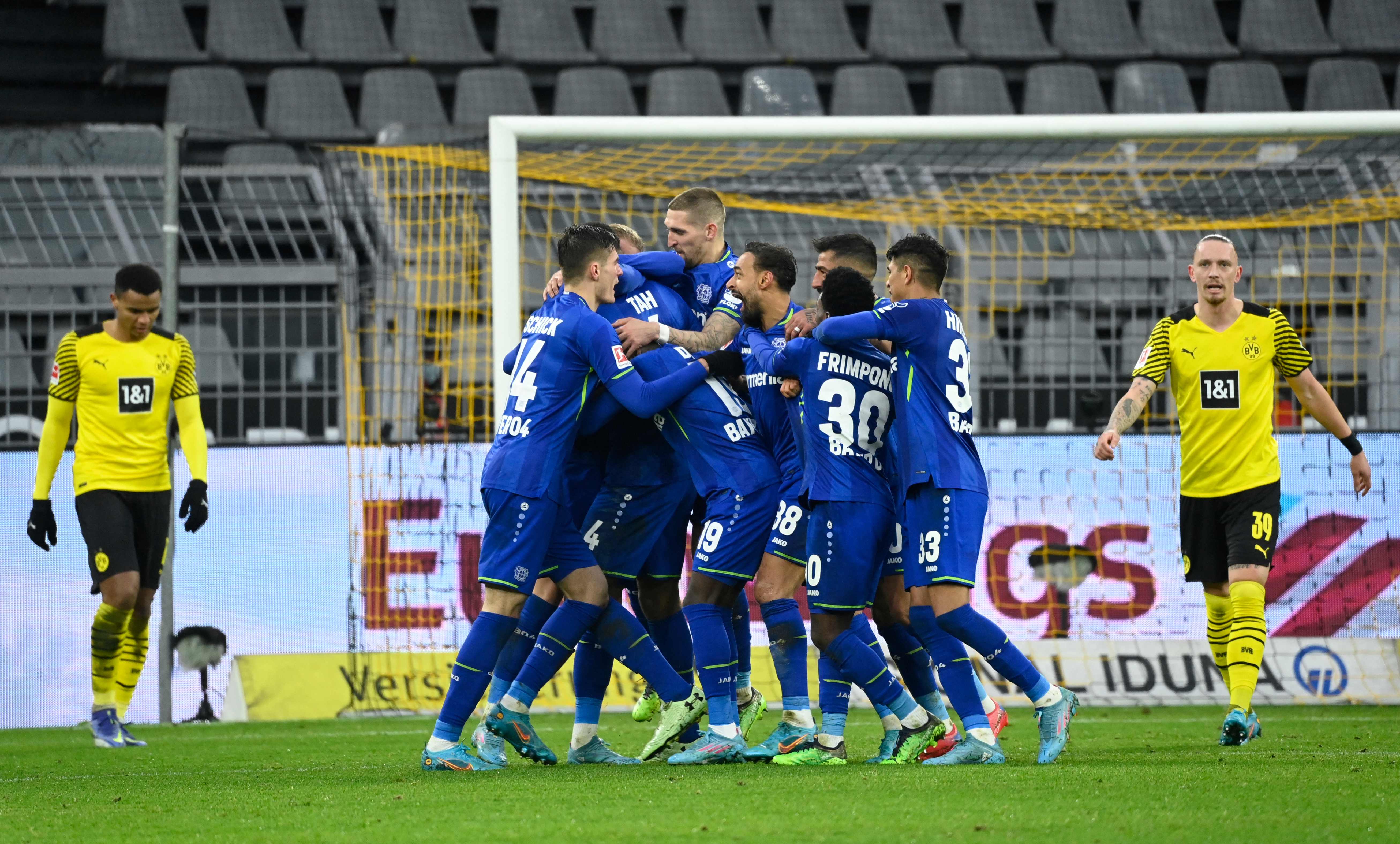 Para pemain Bayer Leverkusen melakukan selebrasi usai mencetak gol ke gawang Borussia Dortmund di laga Bundesliga.