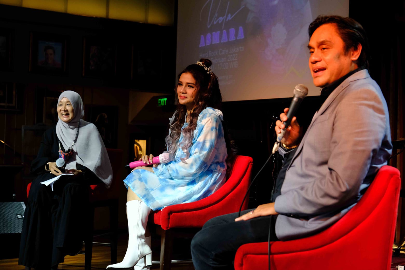 Penyanyi Viola (tengah) dan musikus senior Dwiki Dharmawan saat konferensi pers. 