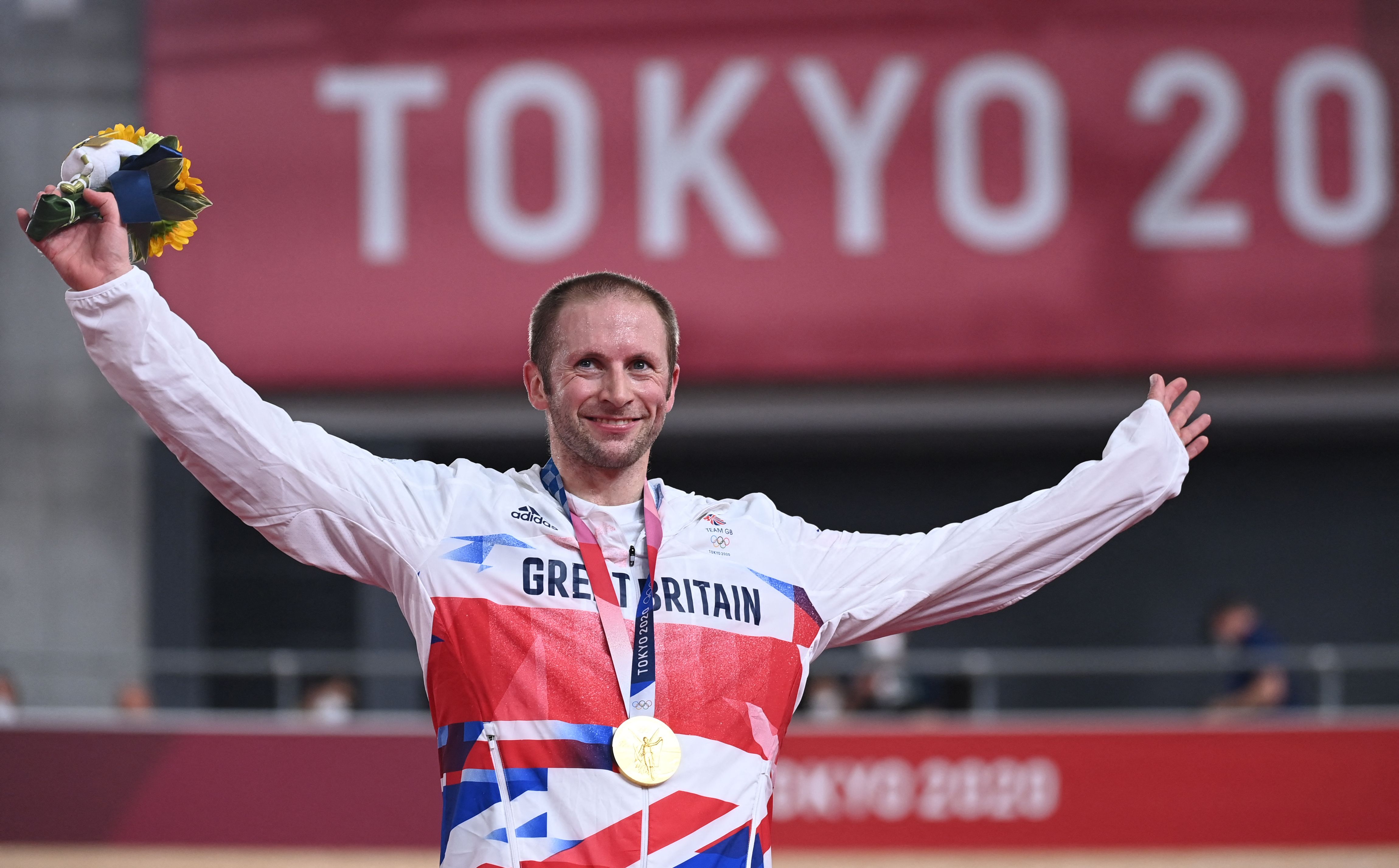 Pembalap sepeda Inggris Jason Kenny melakukan selebrasi saat merebut medali emas nomor trek keirin putra di Olimpiade Tokyo 2020. 