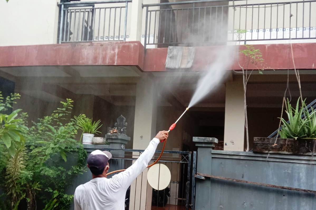 Petugas melakukan penyemprotan disinfektan di 4 dusun di Desa Padangsambian Kelod Denpasar, Selasa (1/2). 