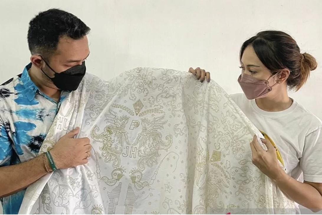 erajin batik asal Blitar, Jawa Timur Yogi Rosdianta dan istrinya Santika menunjukkan bakal batik pesanan pemain NBA Justin Holiday. 