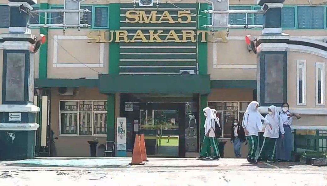 Wali Kota Solo Gibran Rakabuming Raka tak akan menghentikan PTM di seluruh sekolah dengan meningkatnya temuan kasus positif covid-19.