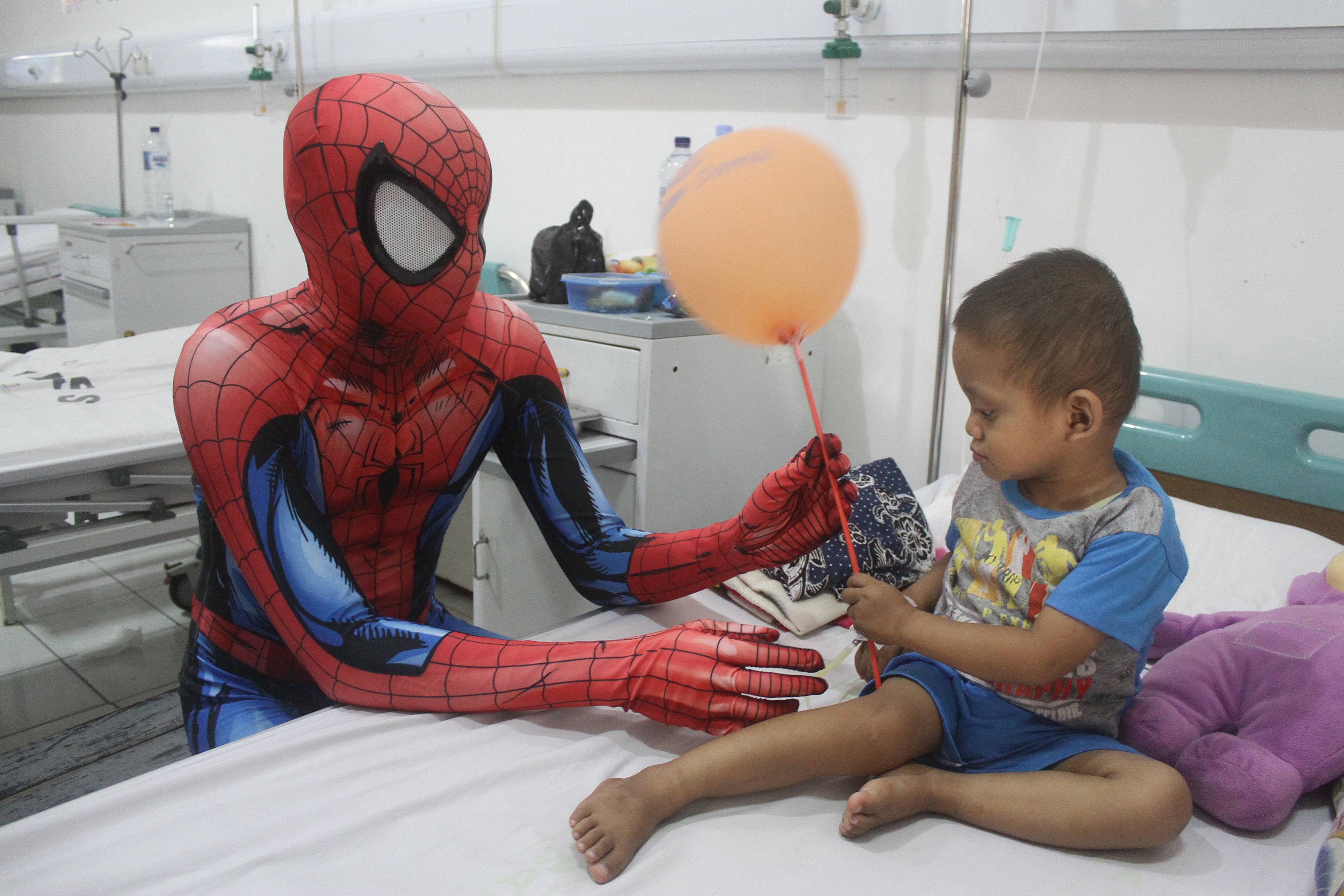 Komunitas Sahabat Anak Kanker berkostum Spiderman menghibur pasien anak-anak di Bangsal Anak, RS Syaiful Anwar, Malang. Jatim. 
