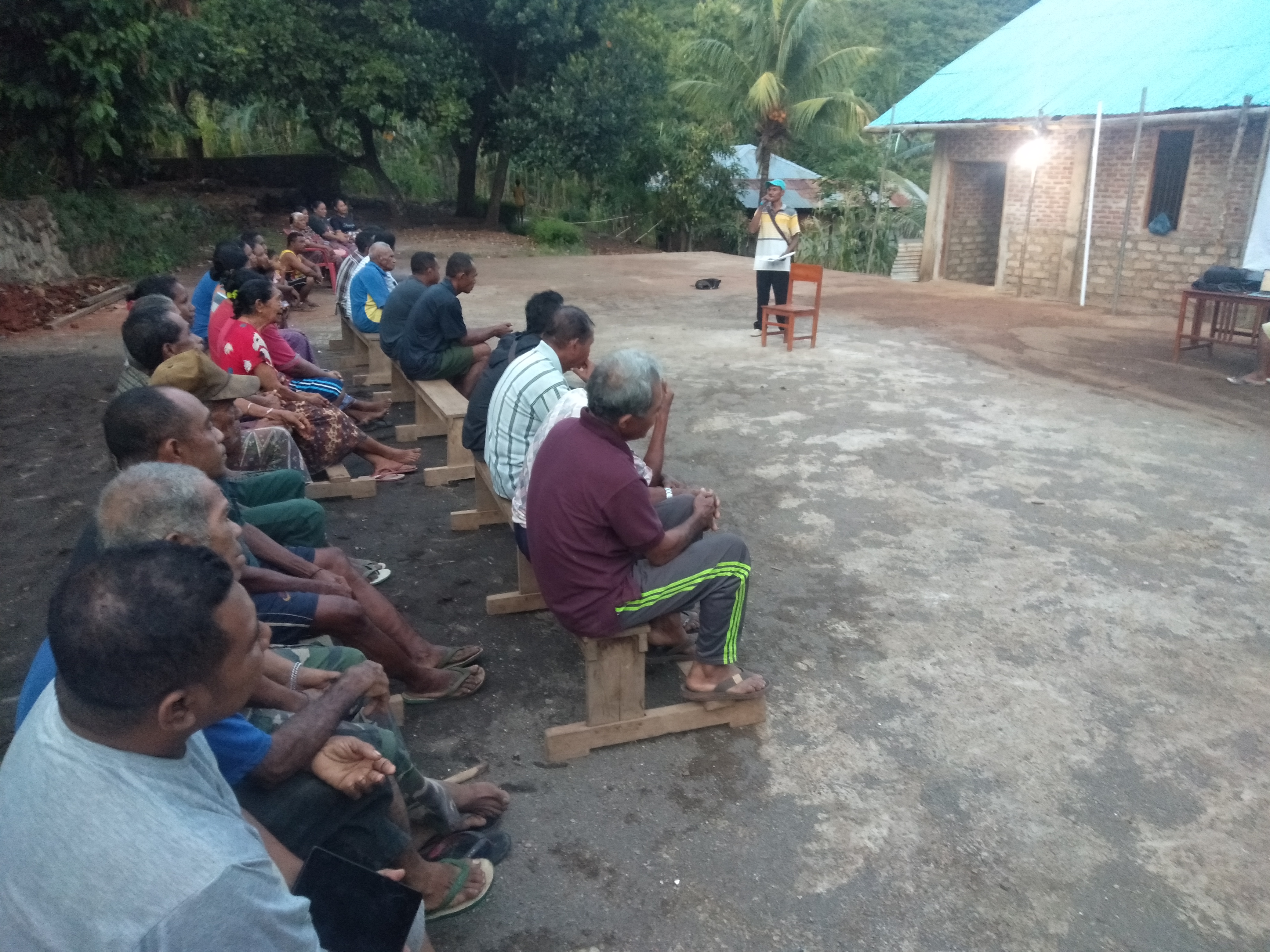 Suasana Pertemuan Desa Ataili, Kecamatan Wulandoni, Kabupaten Lembata, NTT, Rabu (9/2)