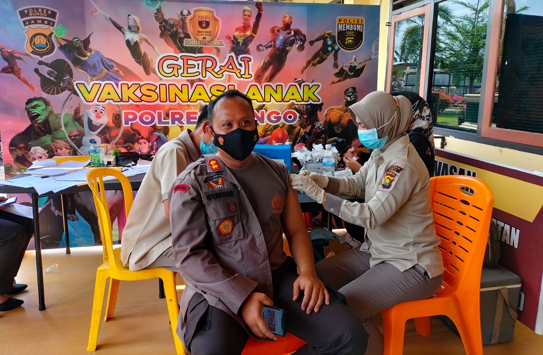 Kapolres Bungo AKB Guntur Saputro mendapat vaksinasi booster