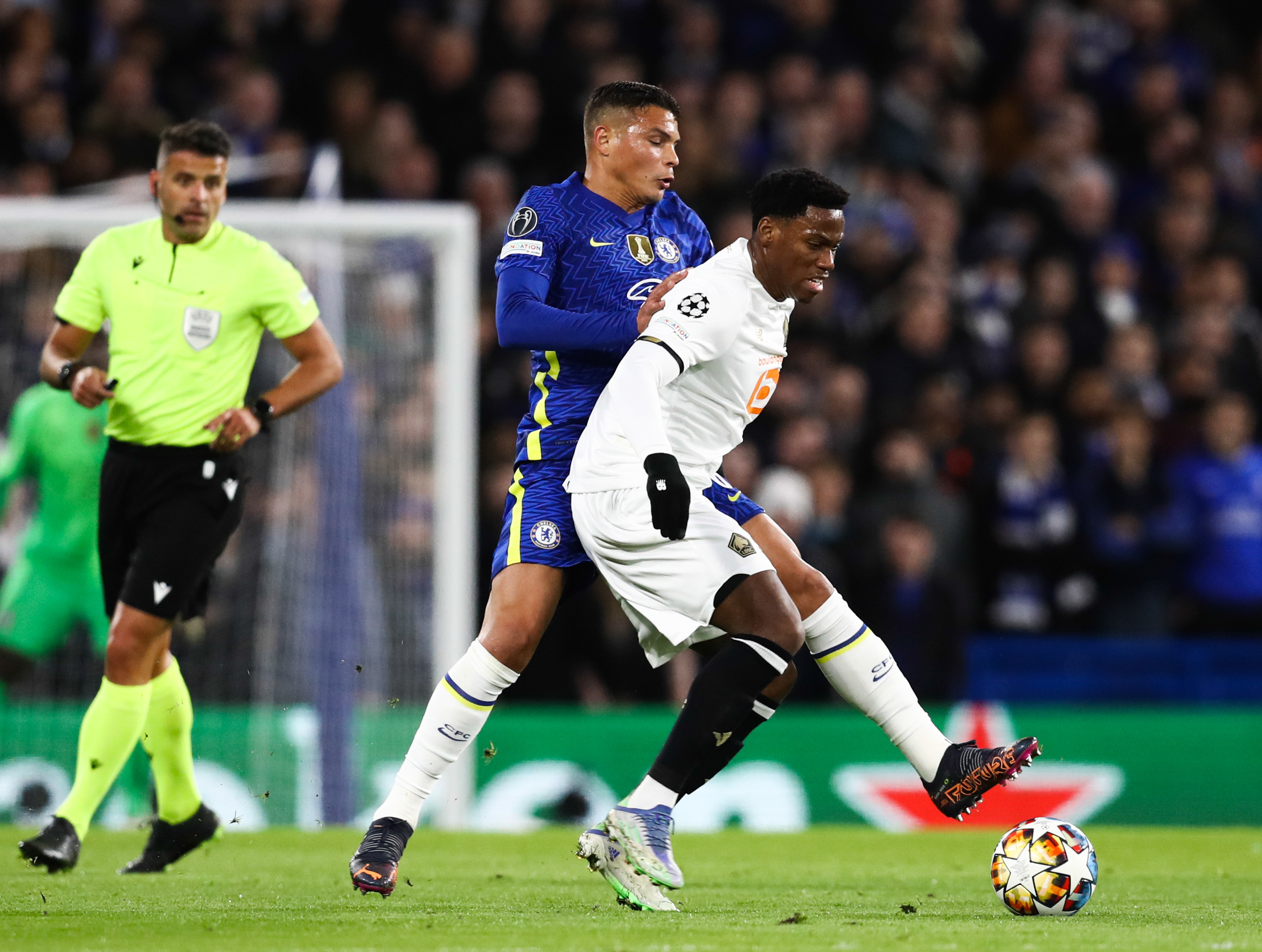 Jonathan David (putih) dibayangi bek Chelsea Thiago Silva Chelsea