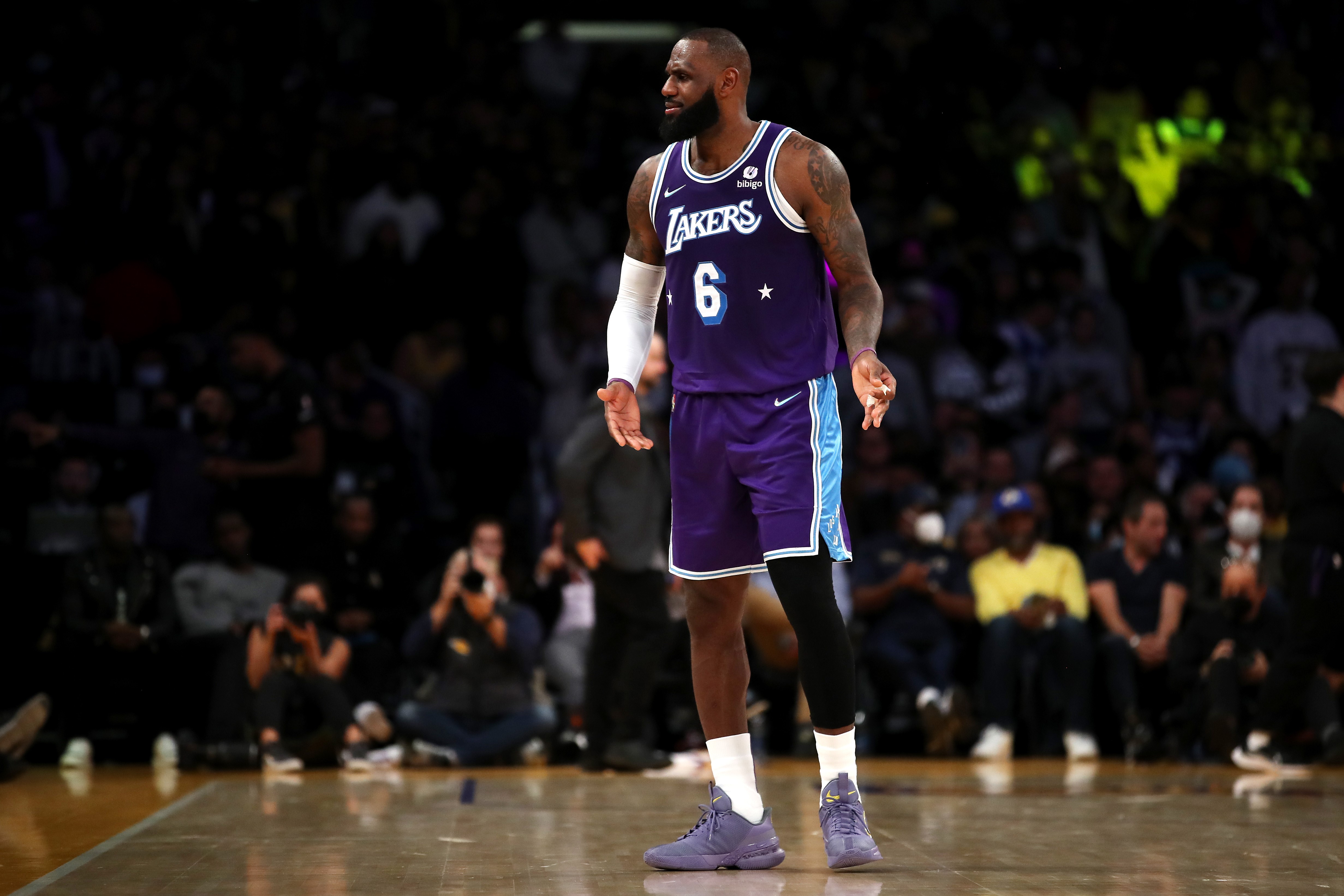 LeBron James Tegaskan Bertahan di Lakers