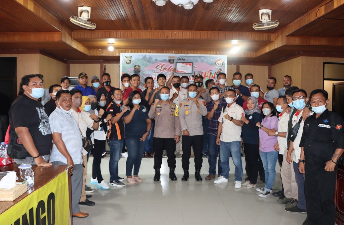 Kapolres Bungo AKB Guntur Saputro bersama para jurnalis