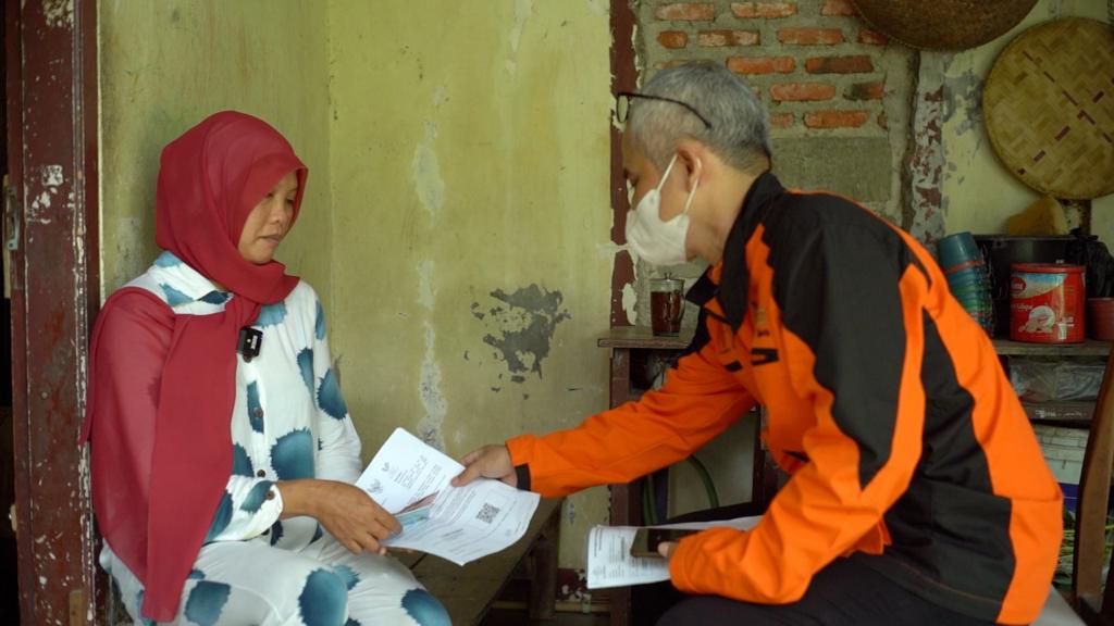 Keluarga Penerima Manfaat (KPM) menerima Bantuan Pangan Non Tunai (BPNT). 