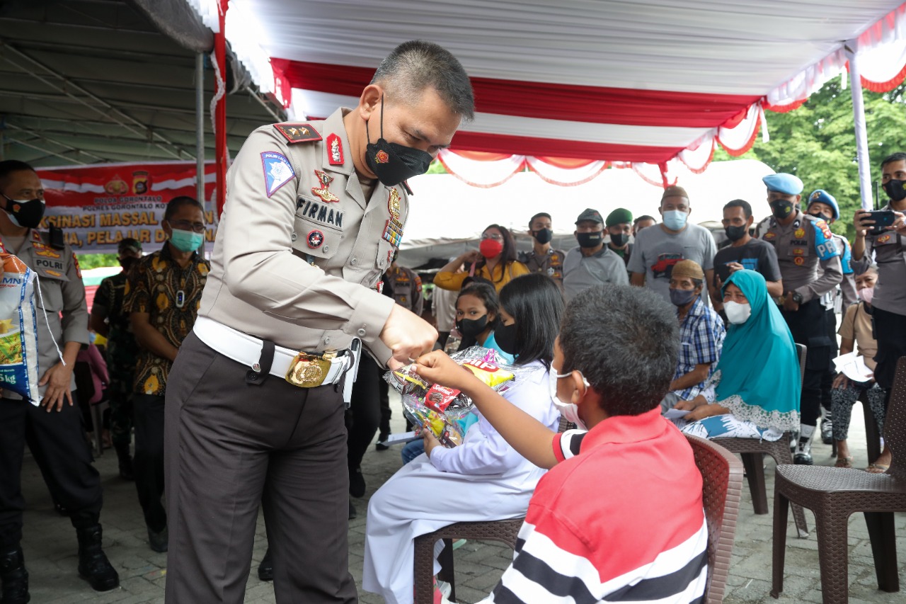 Kakorlantas  Polri Irjen Firman Shantyabudi mengecek vaksinasi massal Presisi di Gorontalo, berpesan agar pandemi dihadapi bersama dan sabar