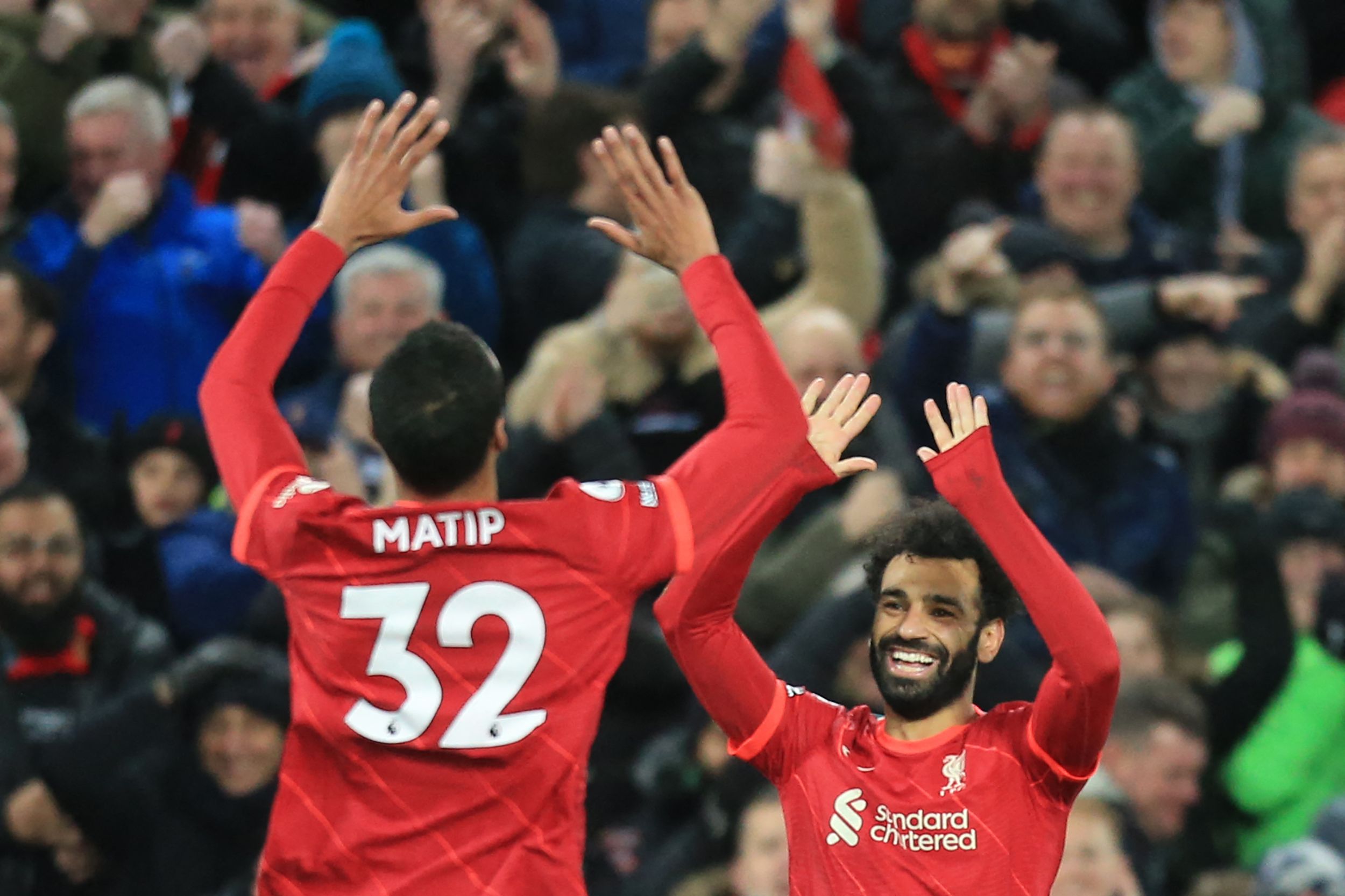Pemain Liverpool merayakan gol