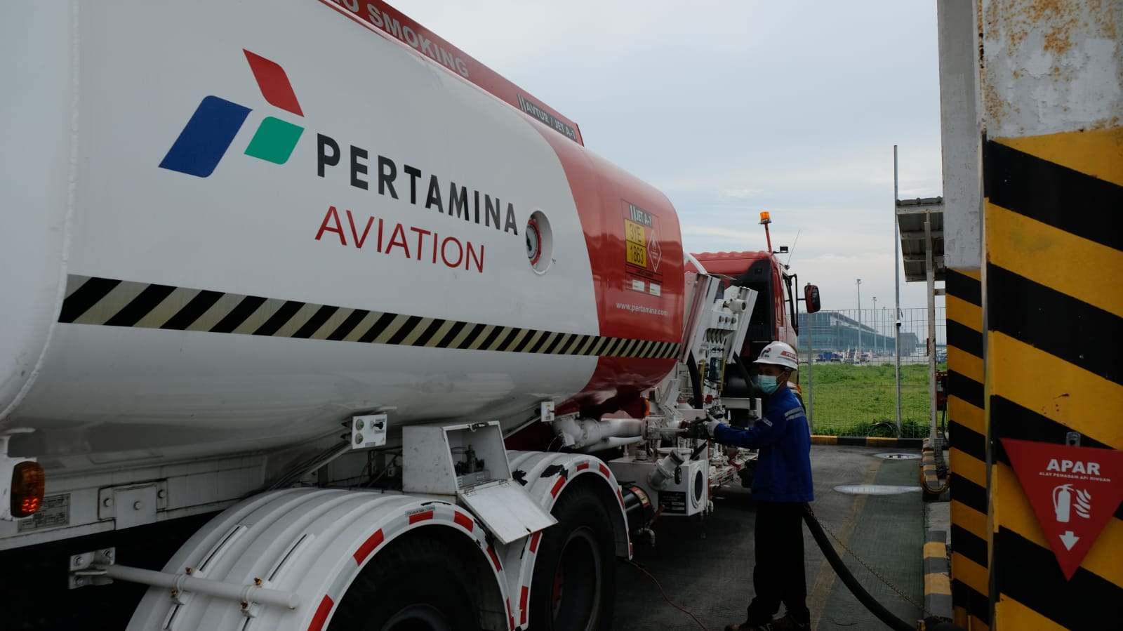 Petugas mengisi avtur ke pesawat