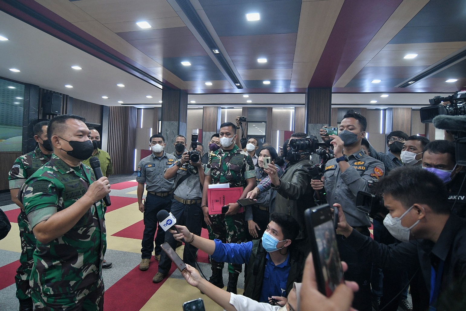 Kepala Staf TNI Angkatan Darat (KSAD) Jenderal Dudung Abdurachman (kiri) menjawab pertanyaan wartawan, di Kantor Mabes TNI AD, Senin (7/2).