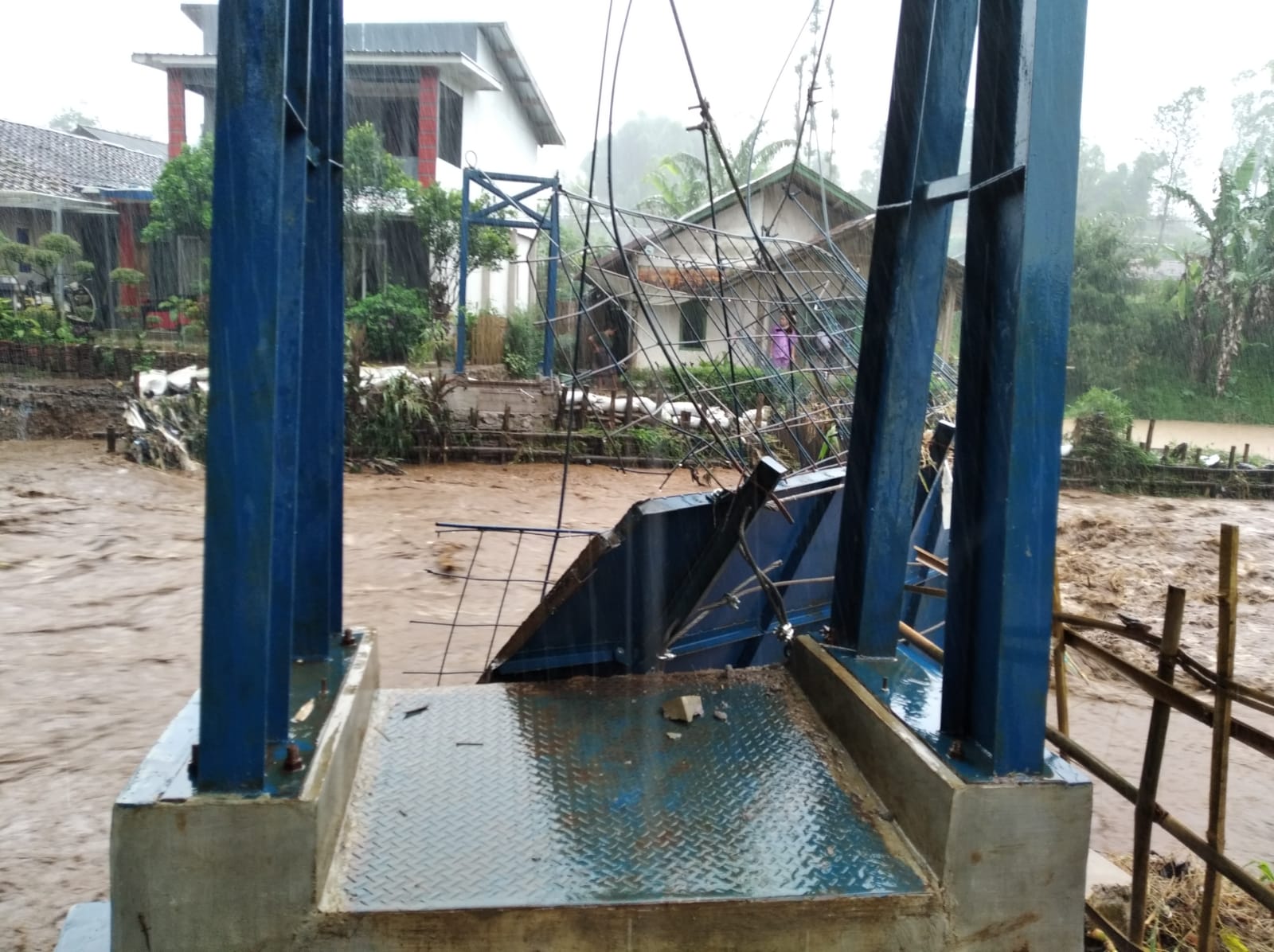 Jembatan di atas sungai Cimanuk hancur diterjang banjir bandang, akses Desa Mekarsari- Desa Sukatani, terputus, Rabu (23/2)