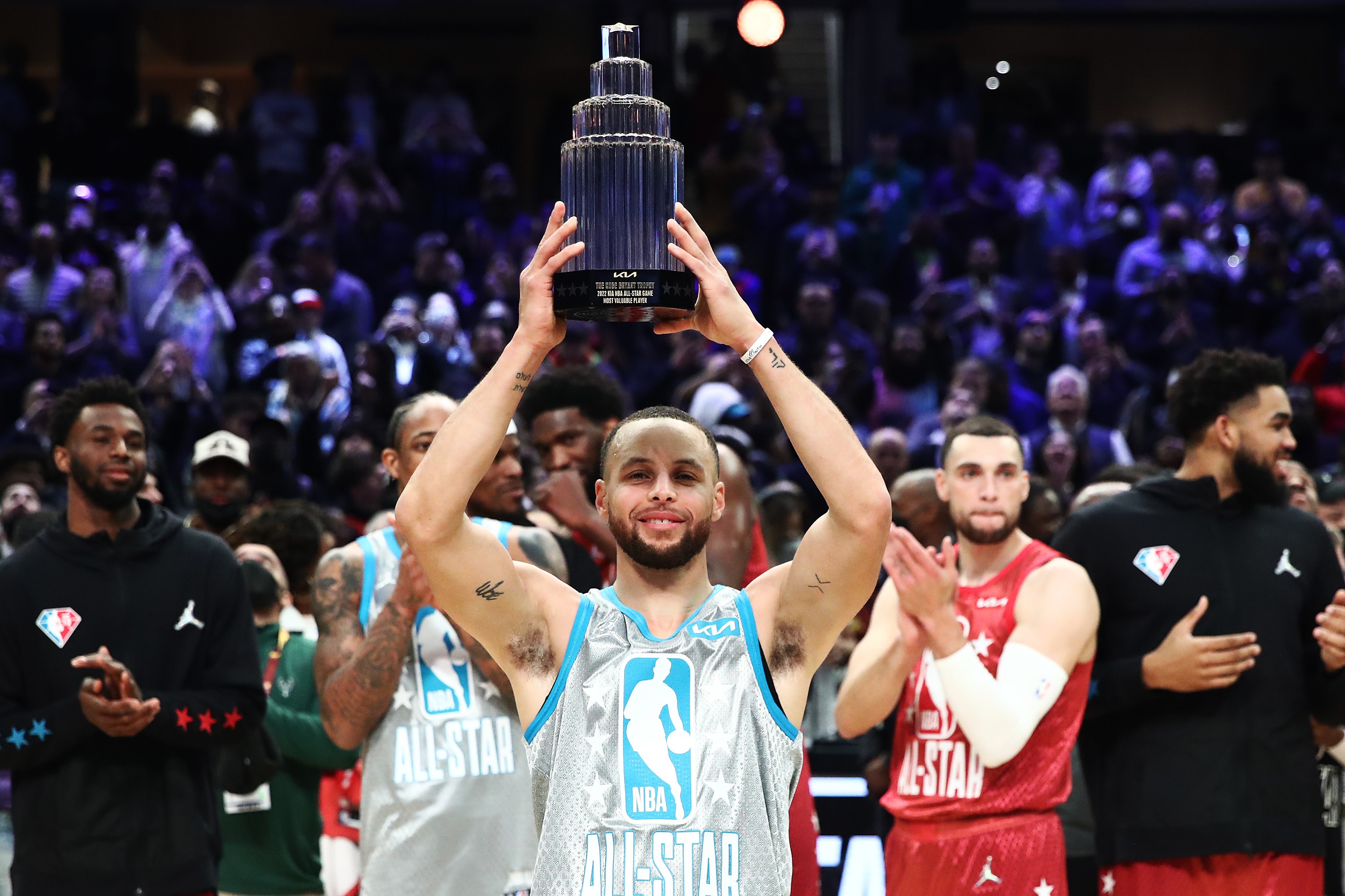 Stephen Curry dari tim LeBron mengangkat trofi Kobe Bryant setelah terpilih sebagai MVP dalam NBA All-Star Game 2022.