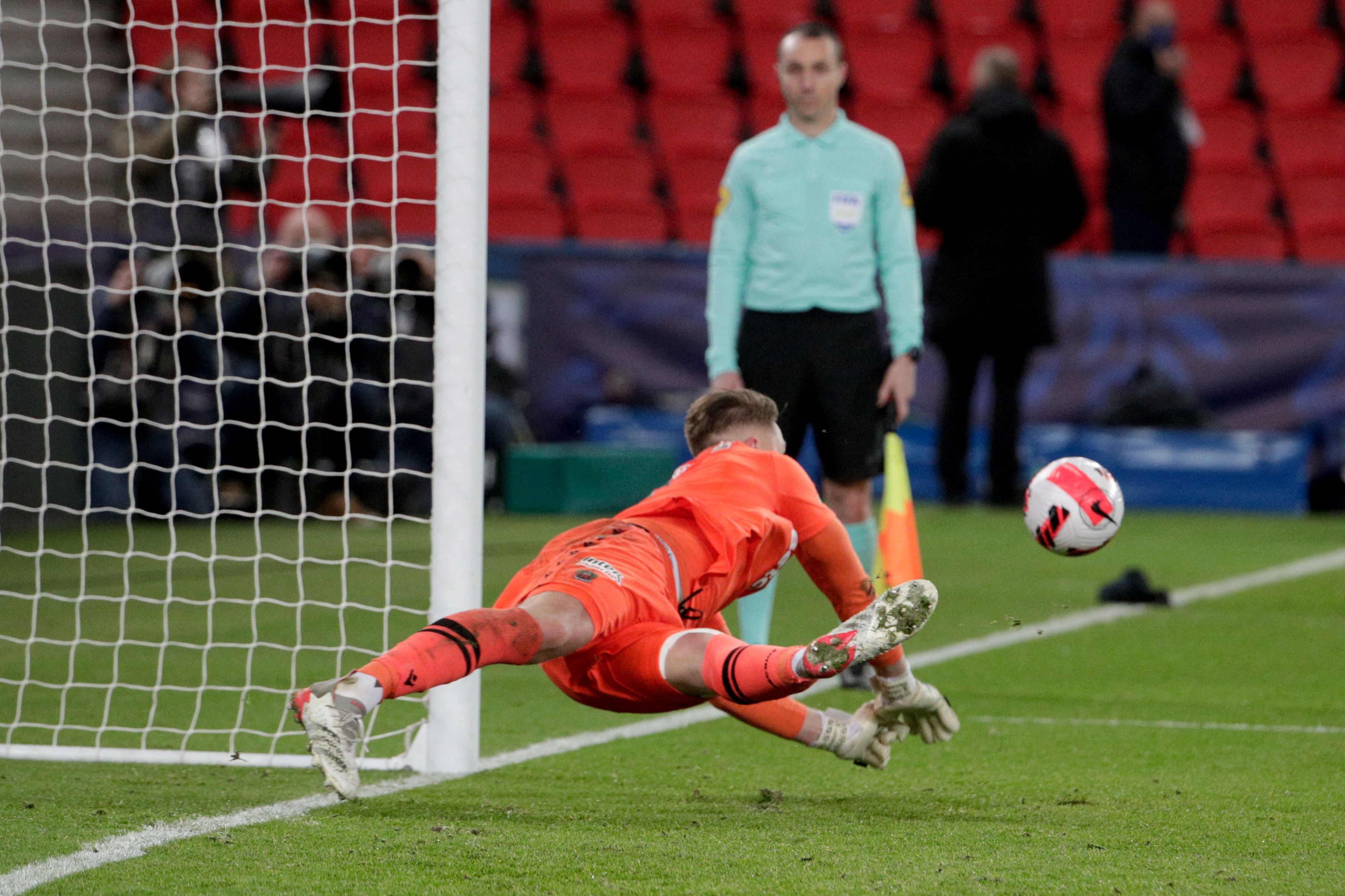 Kiper Nice Marcin Bulka menahan eksekusi penalti algojo PSG di laga Coupe de France