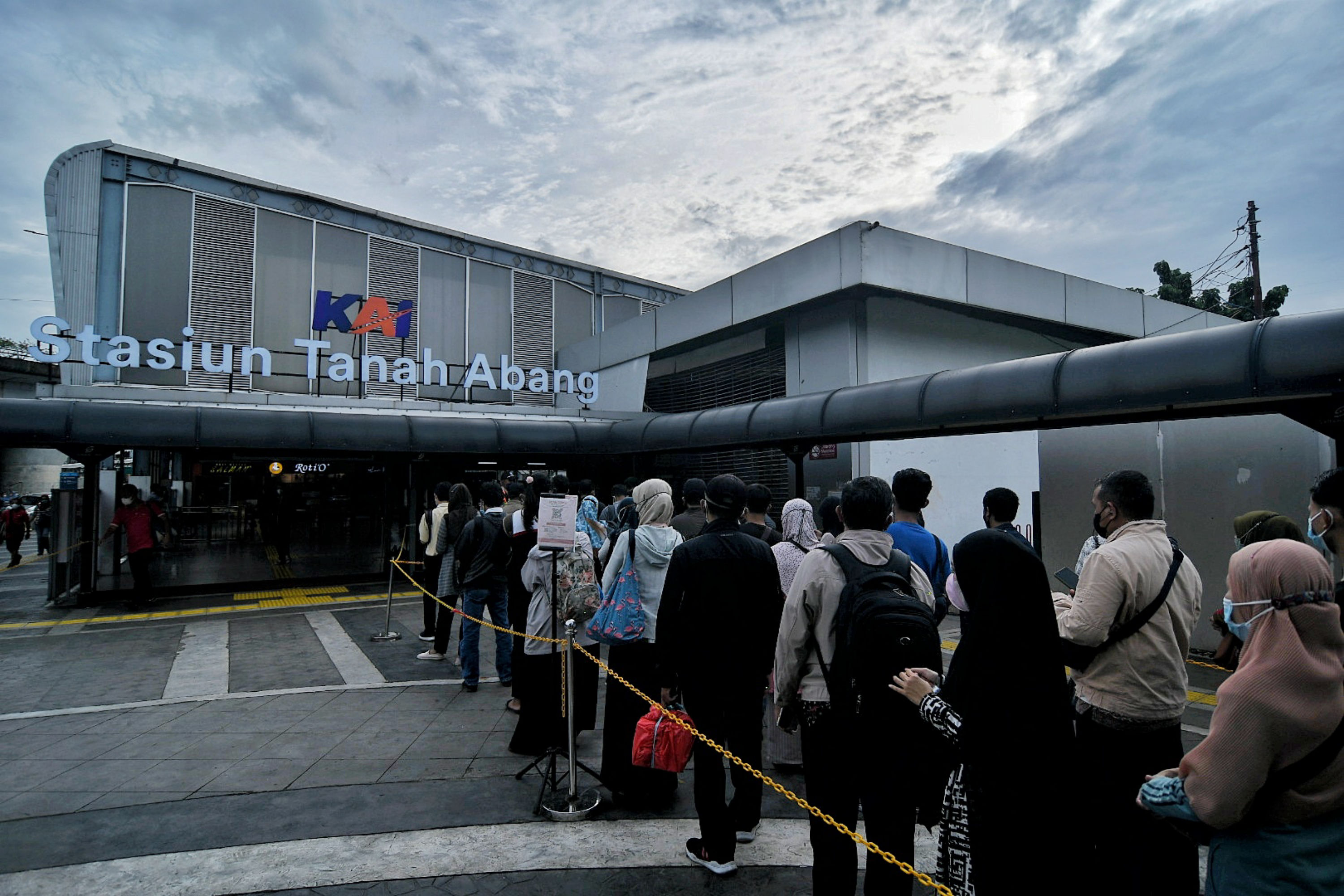 Antrean penumpang KRL di Stasiun Tanah Abang