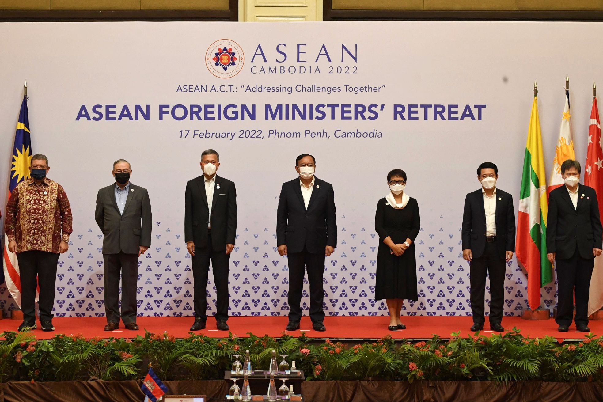 Menteri Luar Negeri ASEAN berfoto bersama di sela-sela Retret Menteri Luar Negeri ASEAN di Phnom Penh pada 17 Februari 2022.