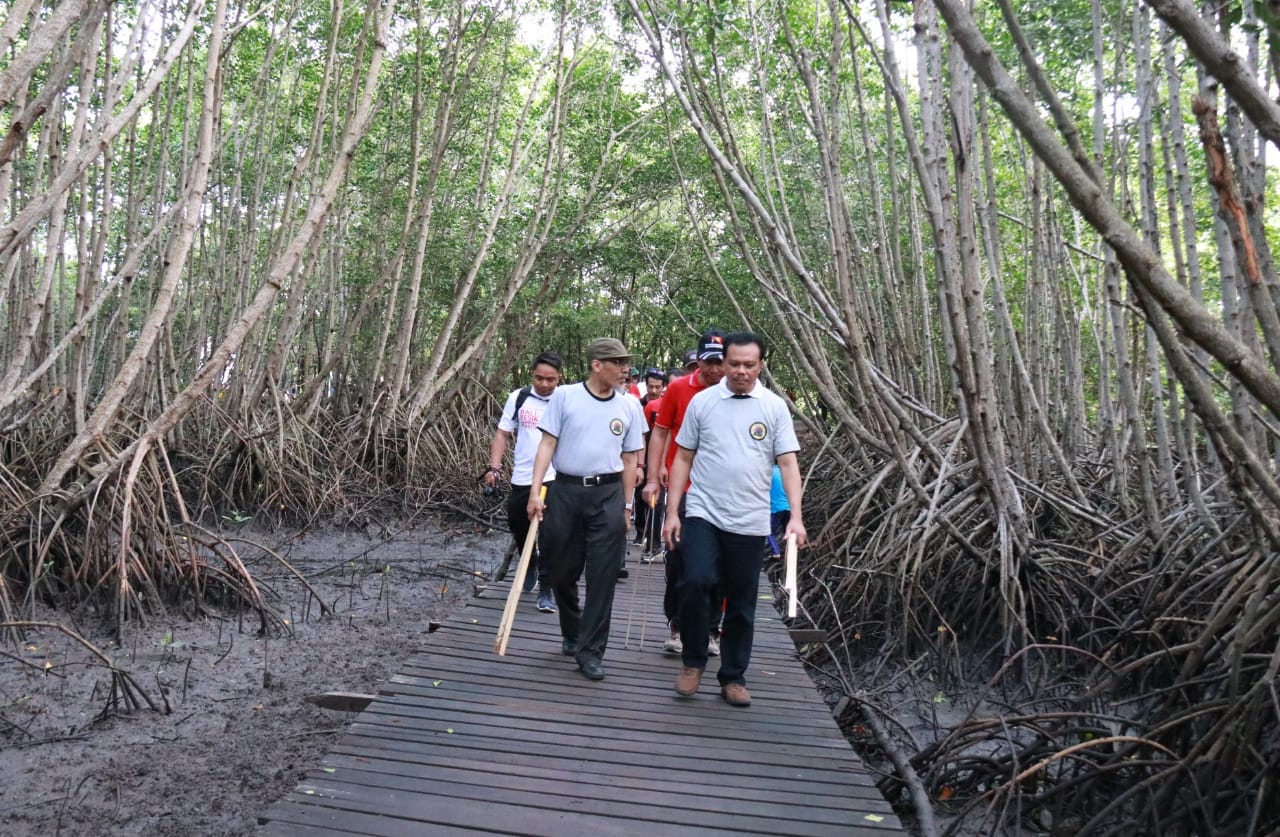 Taman Hutan Rakyat (Tahura) Ngurah Rai Bali masih terkendala kebersihan khususnya sampah plastik.