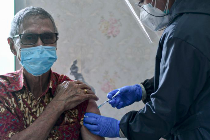 Sejumlah warga lanjut usia (lansia) menjalani vaksinasi Covid-19 di Puskesmas Kecamatan Senen, Jakarta Pusat, Selasa (23/2/2021). 