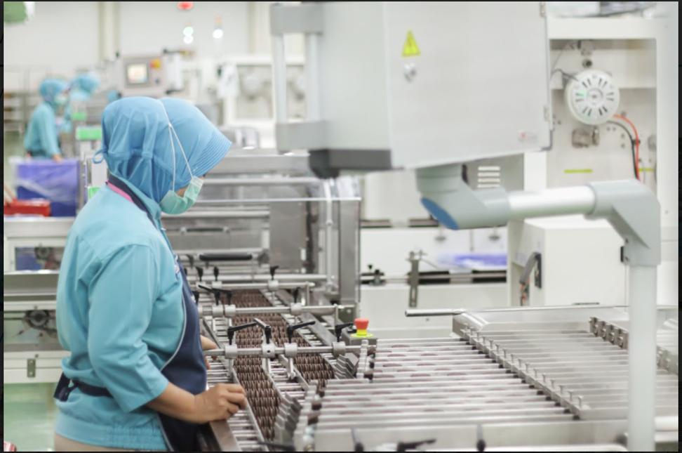 Pekerja mengawasi proses pembuatan biskuit di pabrik Mondelez International, Cikarang, Jawa Barat.