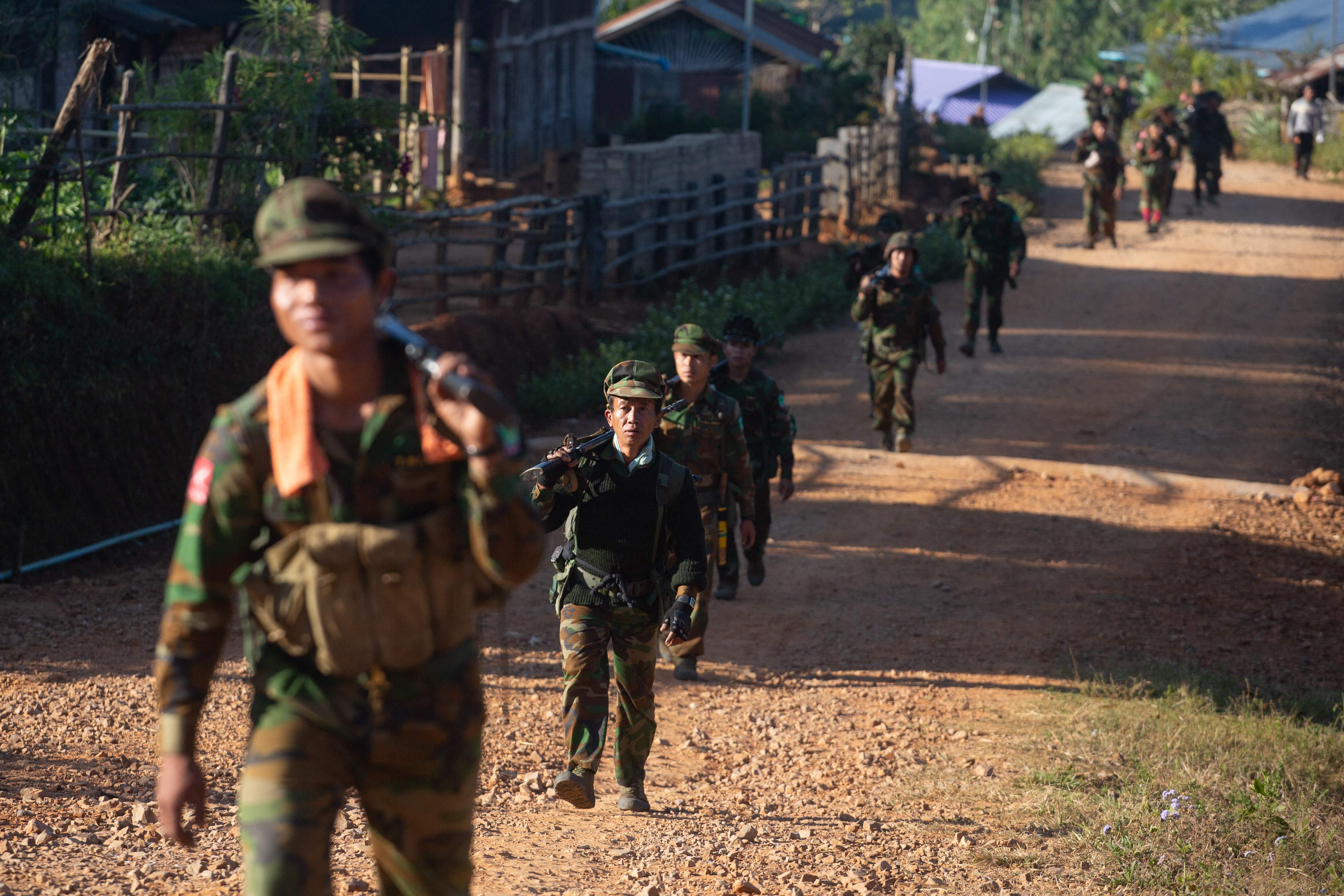 Tentara Nasional Pembebasan Taaung (TNLA), pemberontak dari etnik Palaung, beroperasi dekat Kota Kyaukme, Negara Bagian Shan, Myanmar.  