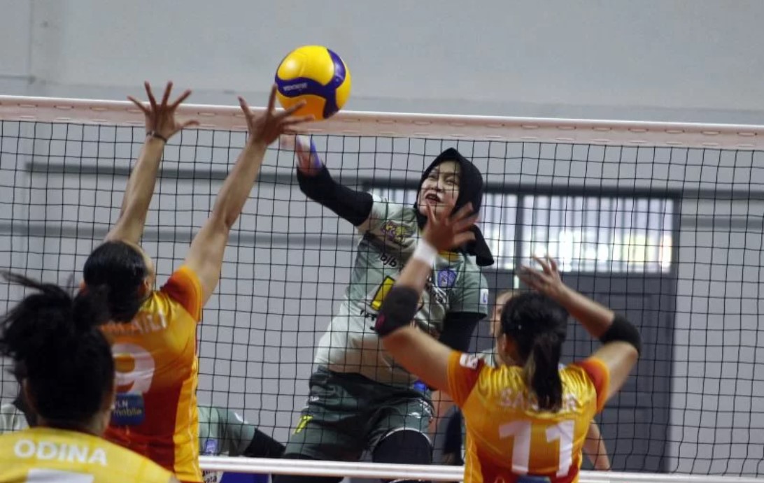 Kapten Bandung bjb Tandamata Wilda Siti Nurfadilah melepaskan smes