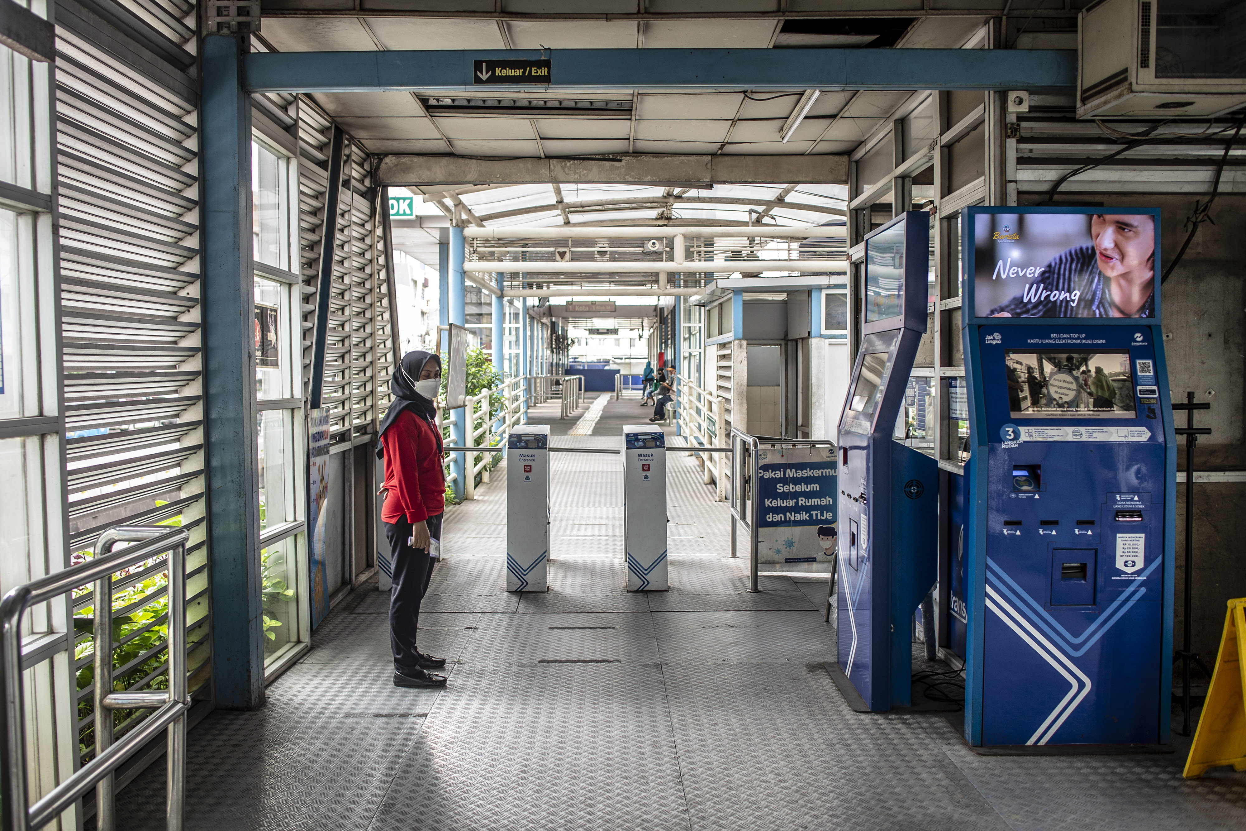 Petugas Transjakarta menunggu calon penumpang, PT MRT Jakarta mulai hari ini membatasi jam operasional hingga pkl 21.30