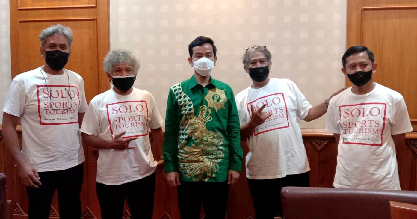 Wali Kota Solo Gibran Gibran Rakabuming Raka usai menerima laporan panitia pelaksana turnamen sepakbola antarwartawan.