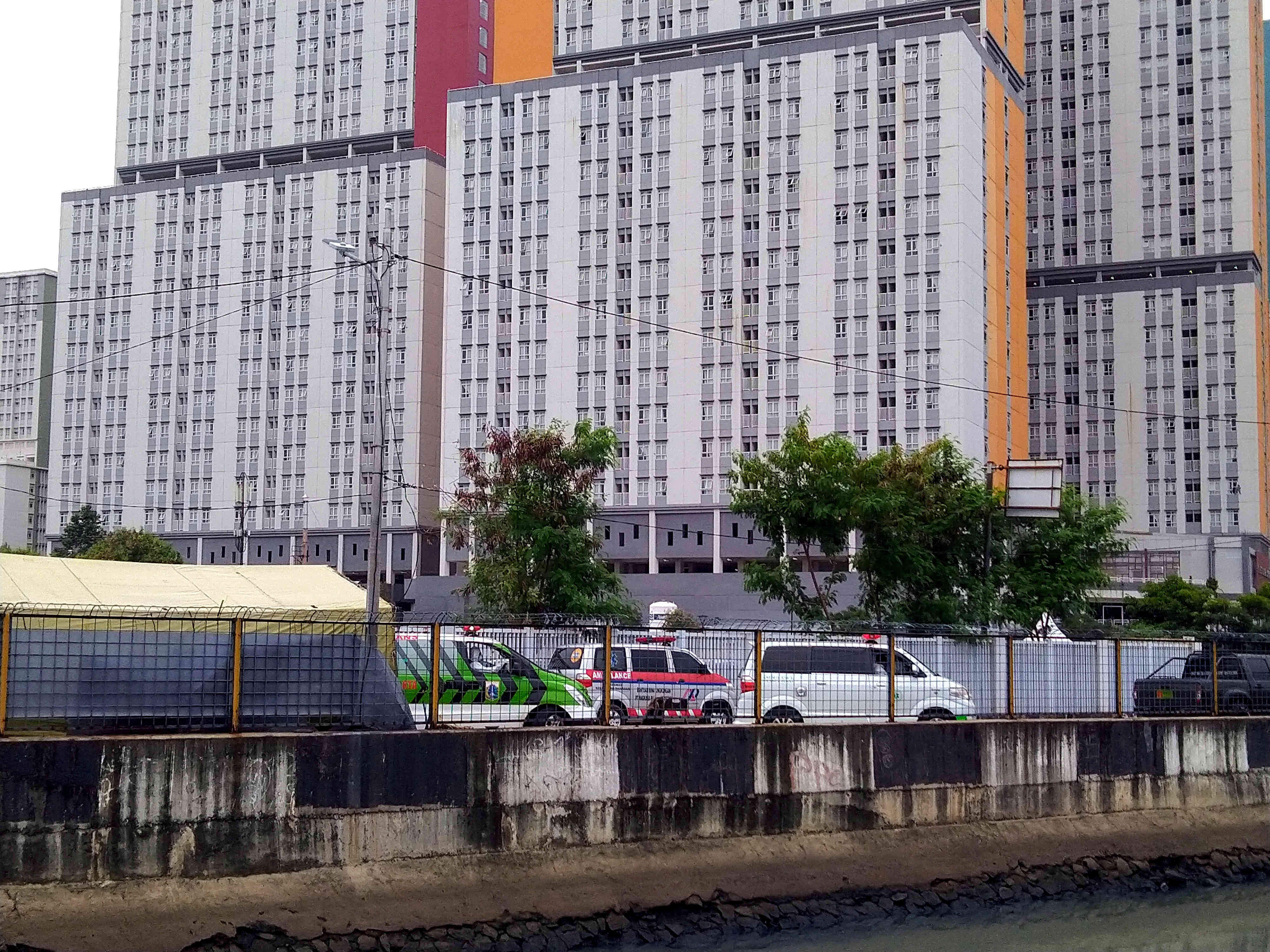 Antrean ambulans di Rumah Sakit Darurat Covid-19 (RSDC) Wisma Atlet Kemayoran, Jakarta, Sabtu (12/2).