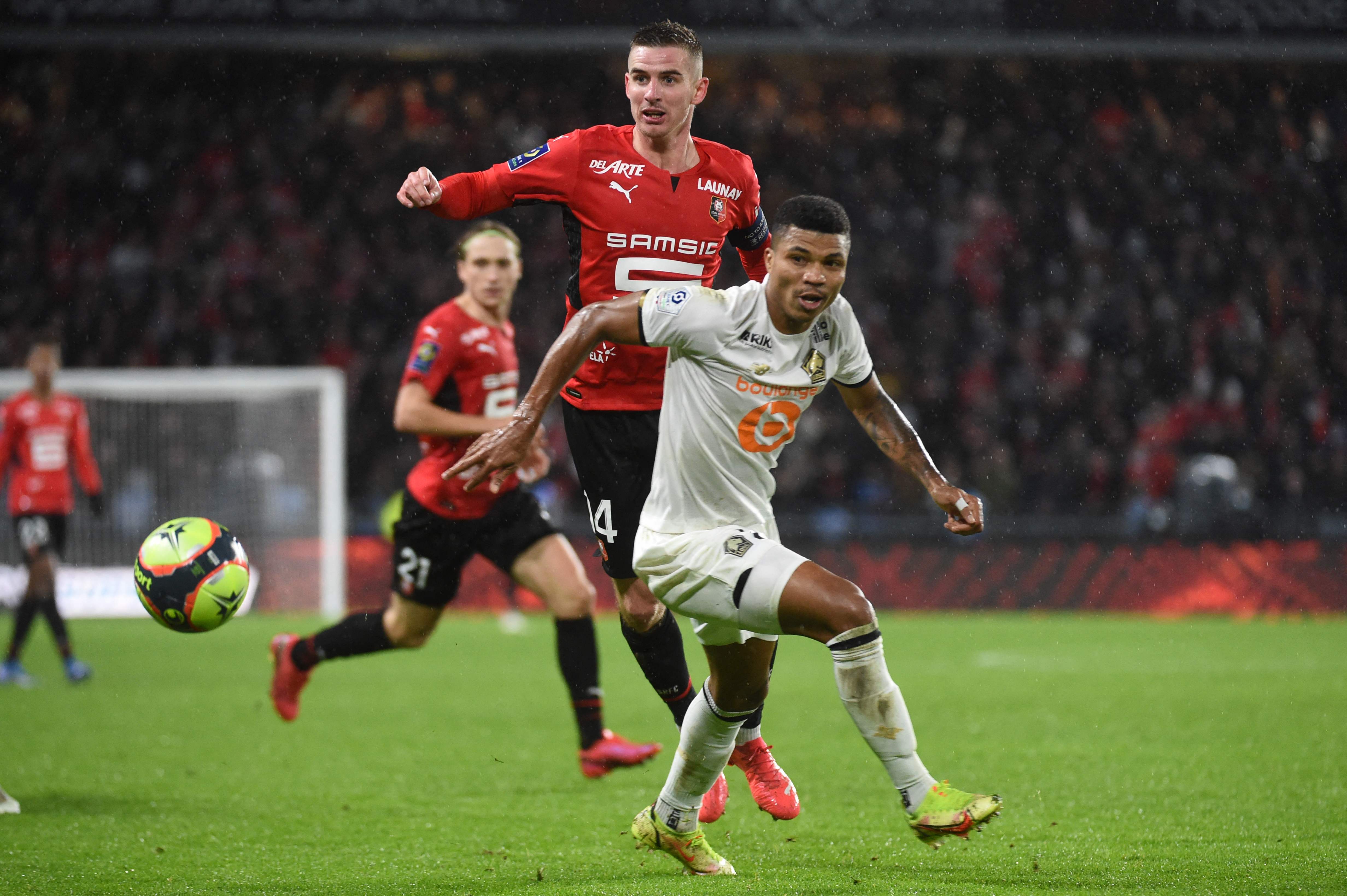 Bek Lille Reinildo (jersey putih)