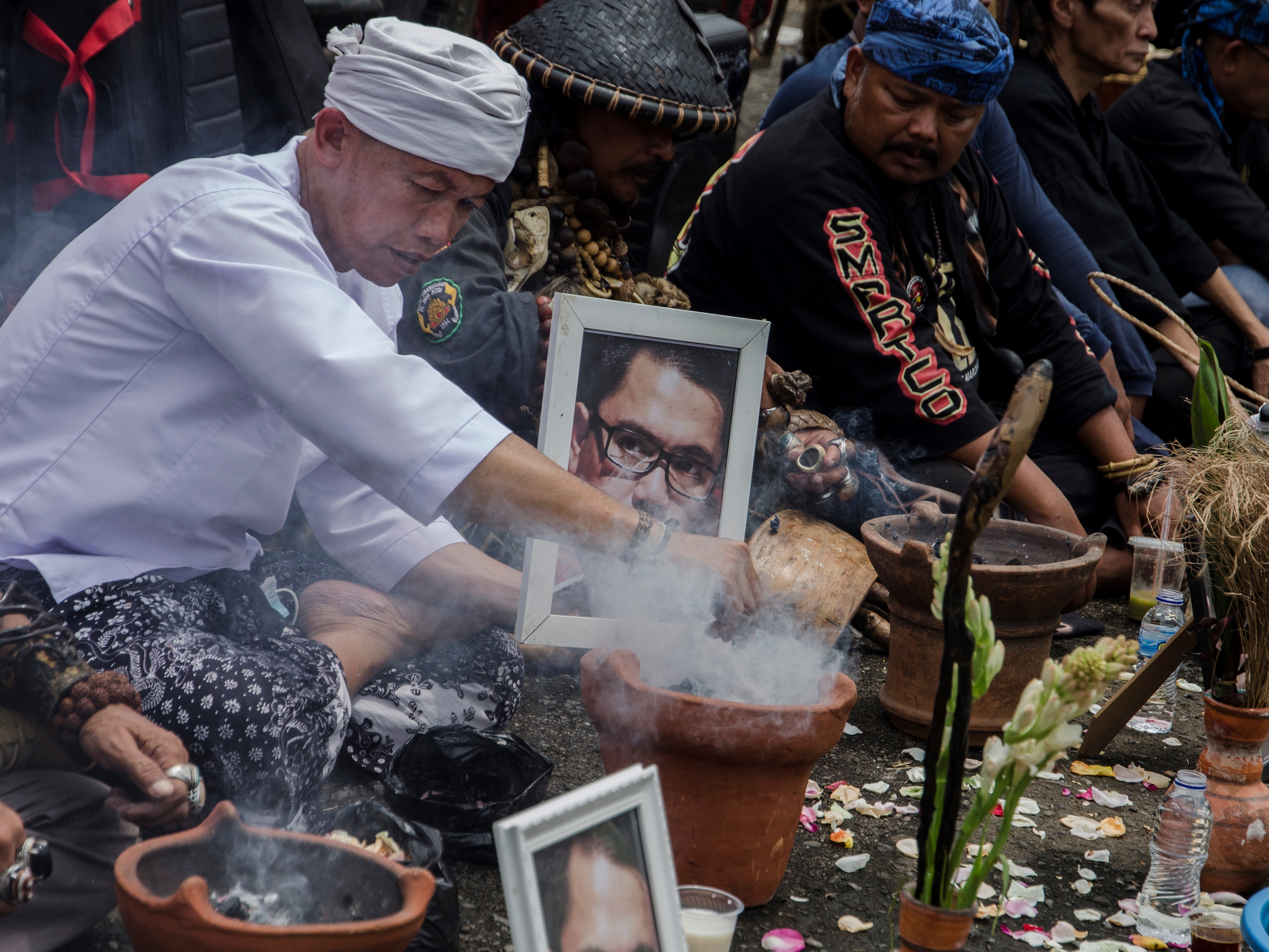Masyarakat Penutur Bahasa & Aliansi Masyarakat Sunda melakukan aksi ruwatan untuk Arteria Dahlan di Monumen Perjuangan Rakyat, Kamis (3/2).