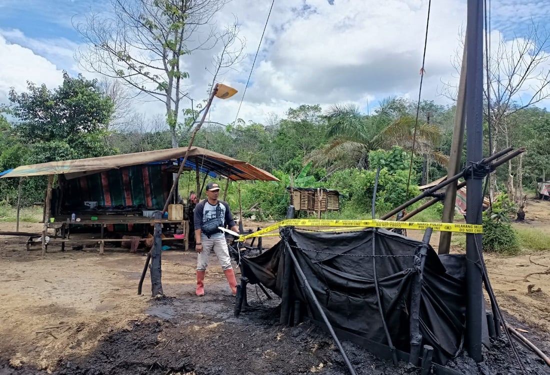 Salah satu sumur minyak ilegal di Lubuk Napal, Kecamatan Pauh, Kabupaten Sarolangun, Jambi.