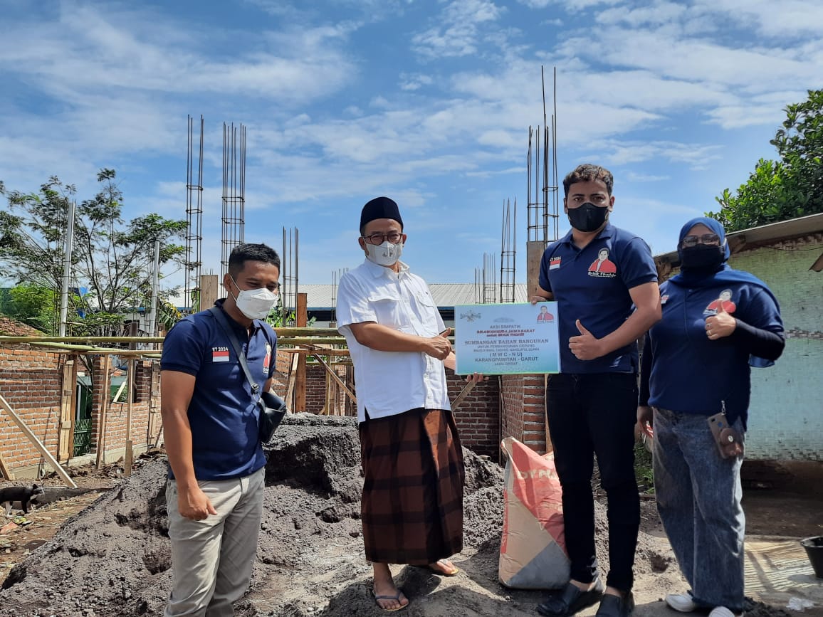 Relawan Muda Erick Thohir Bantu Bangun Gedung NU di Garut 